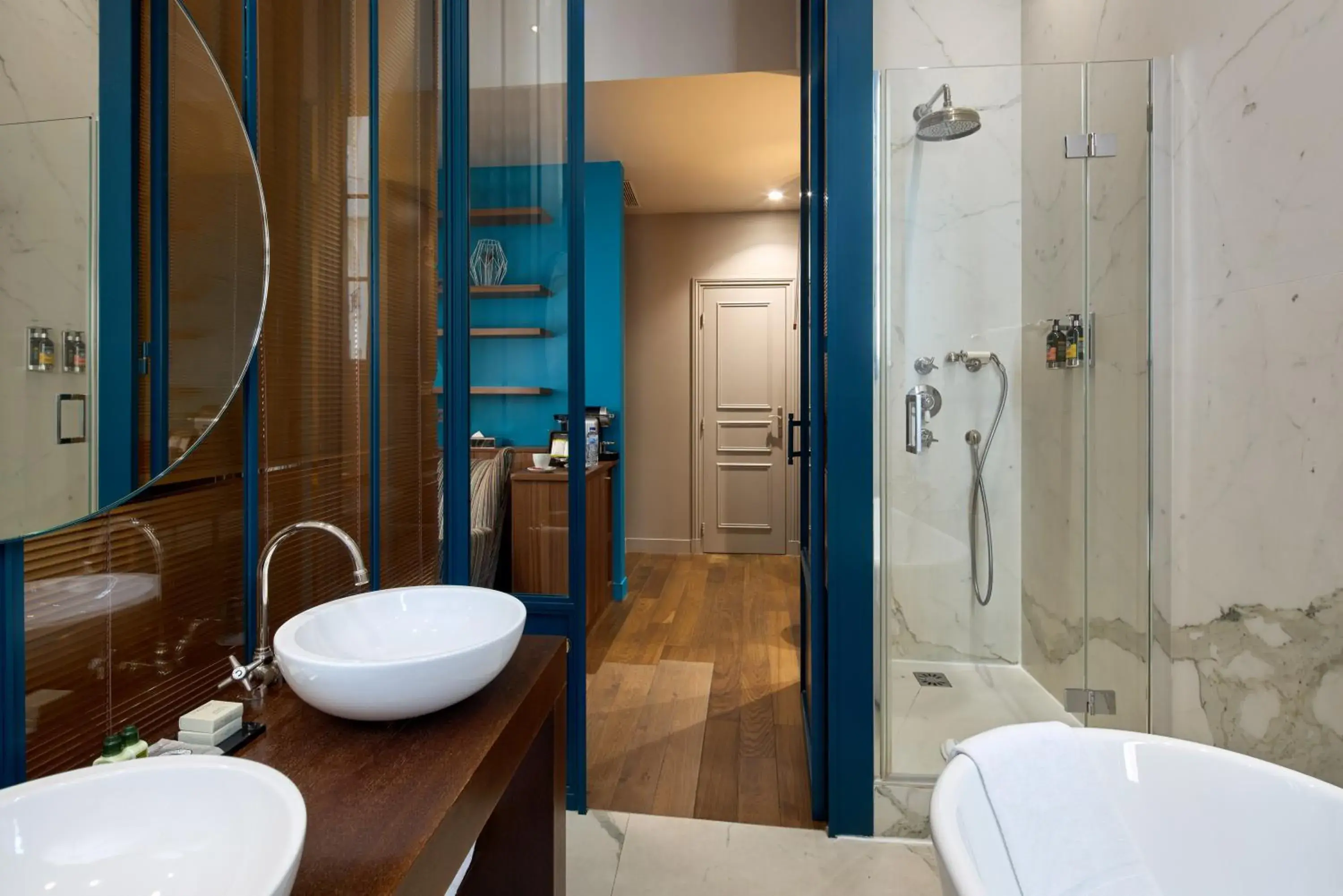Shower, Bathroom in Le Robinet d'Or