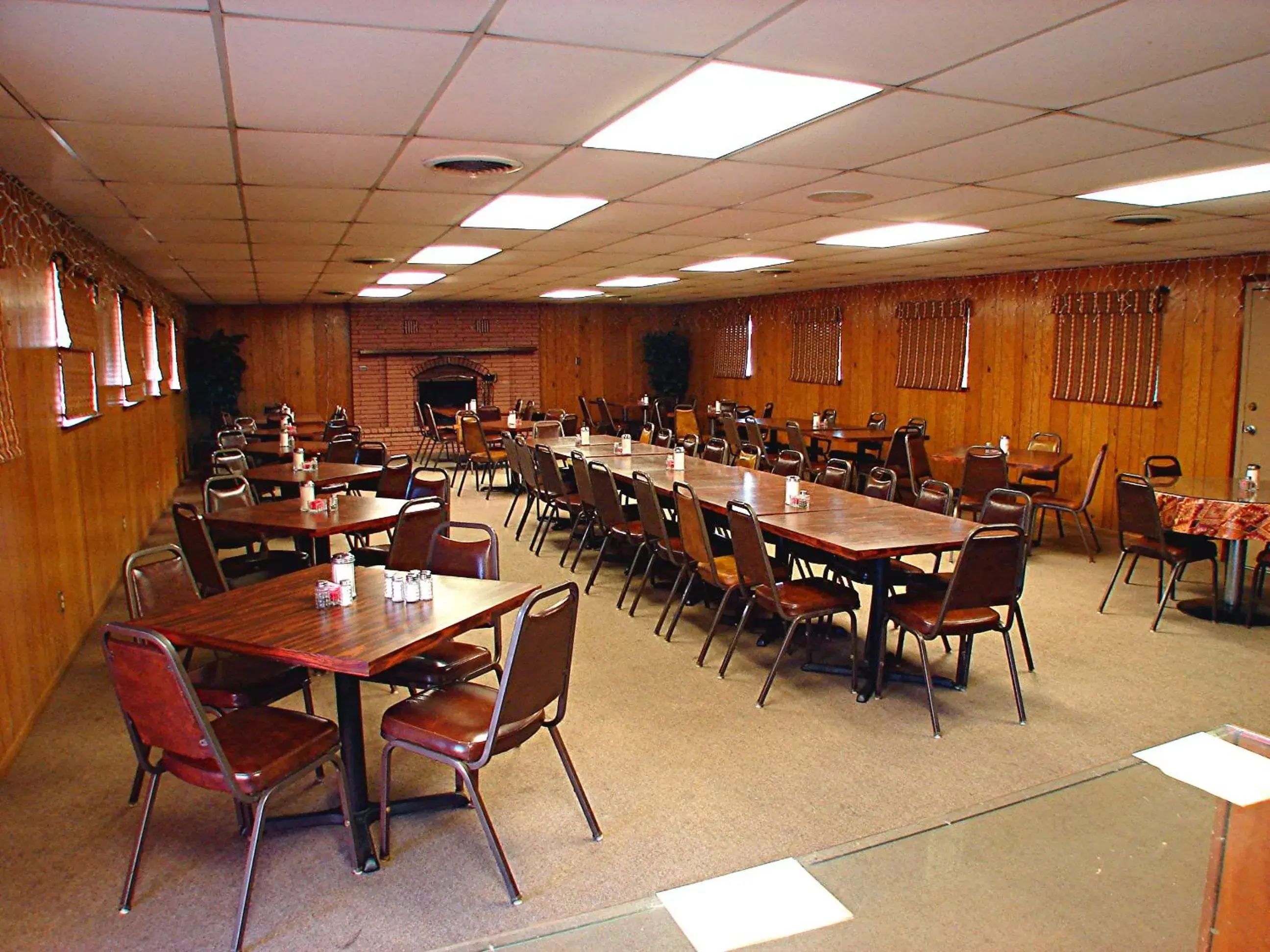 Banquet/Function facilities, Restaurant/Places to Eat in Lakeside Inn & Suites