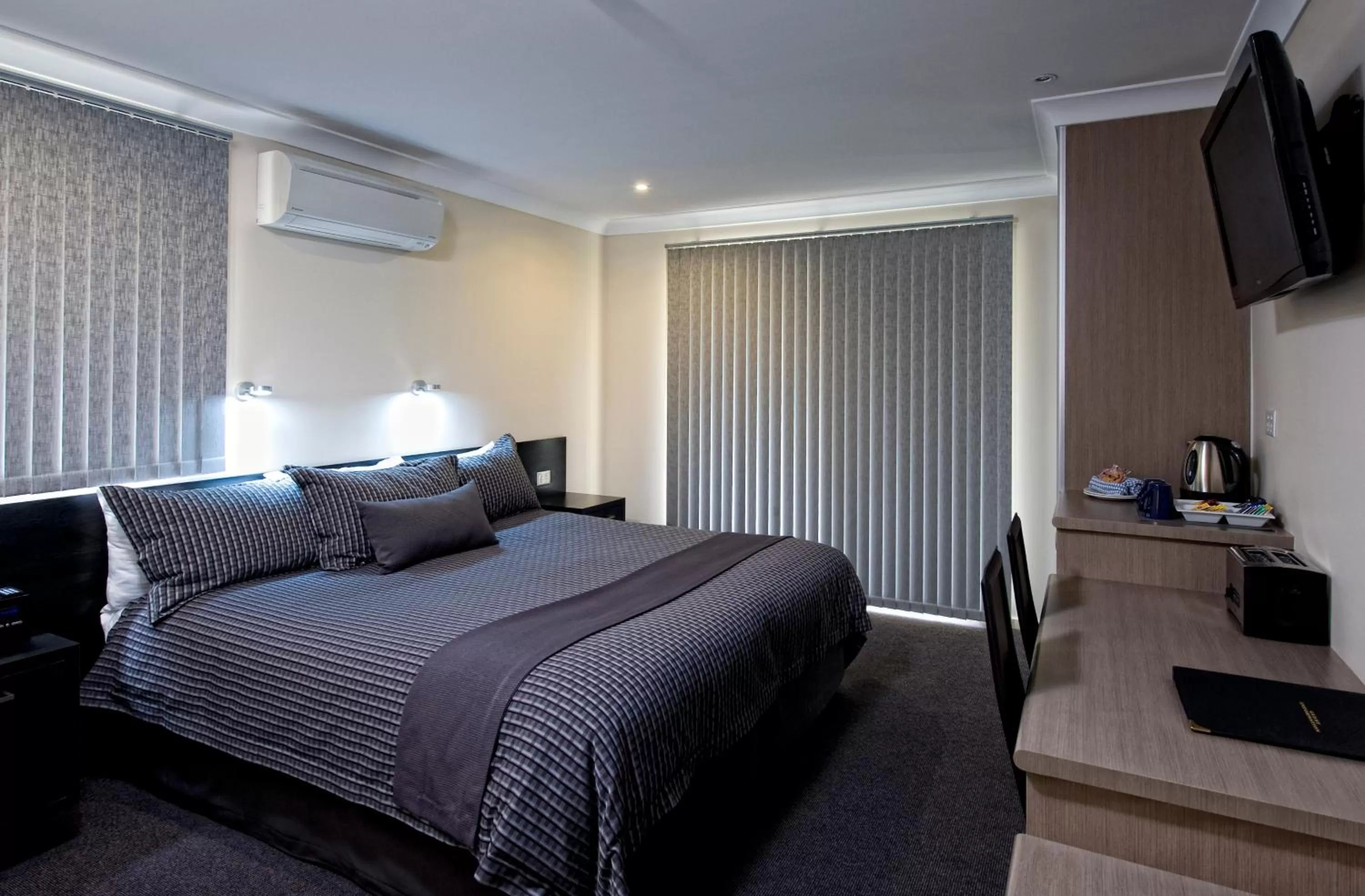 Bedroom, Bed in Dolphin Shores