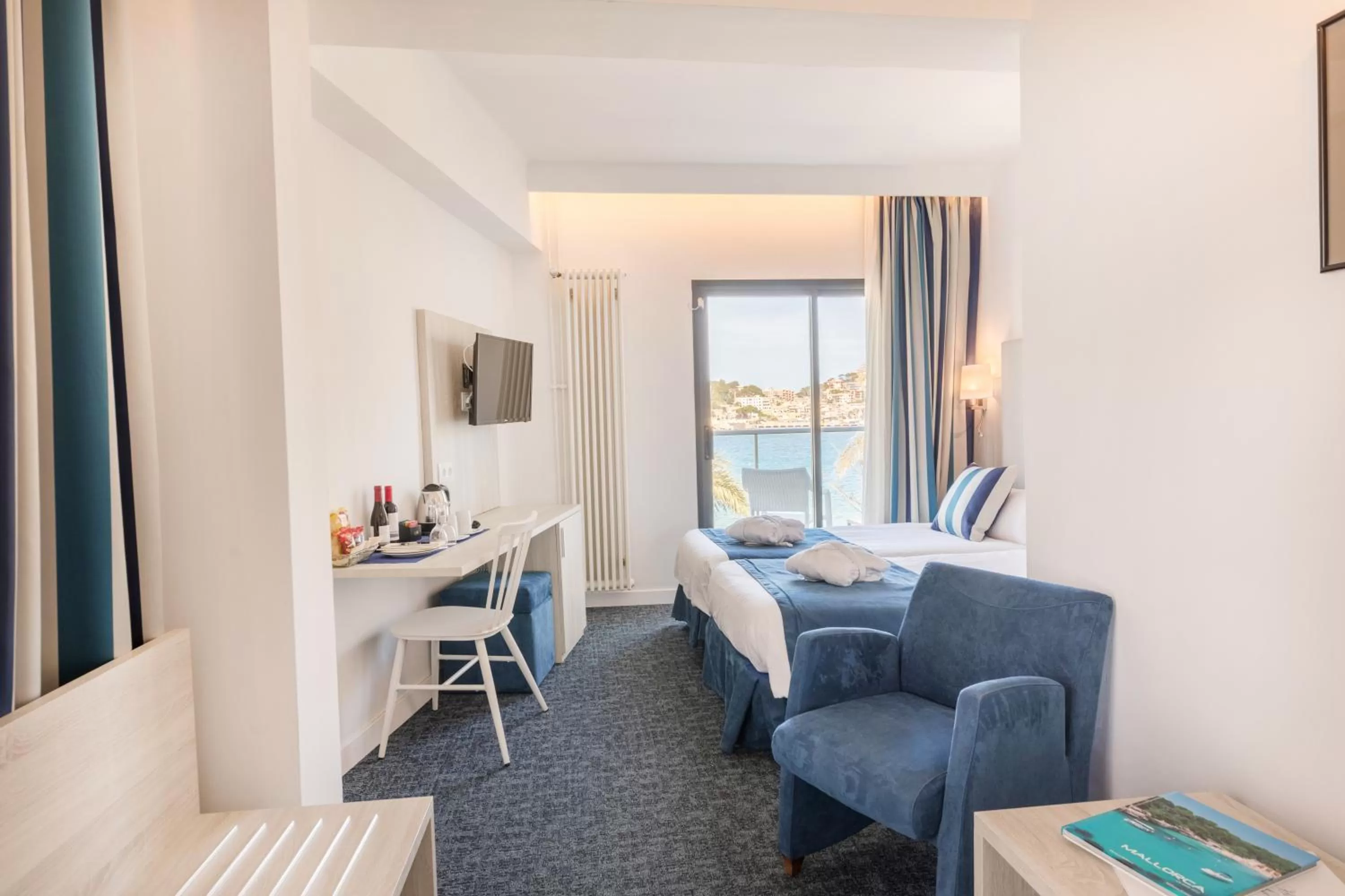 Superior Twin Room with balcony with frontal Sea View in Los Geranios