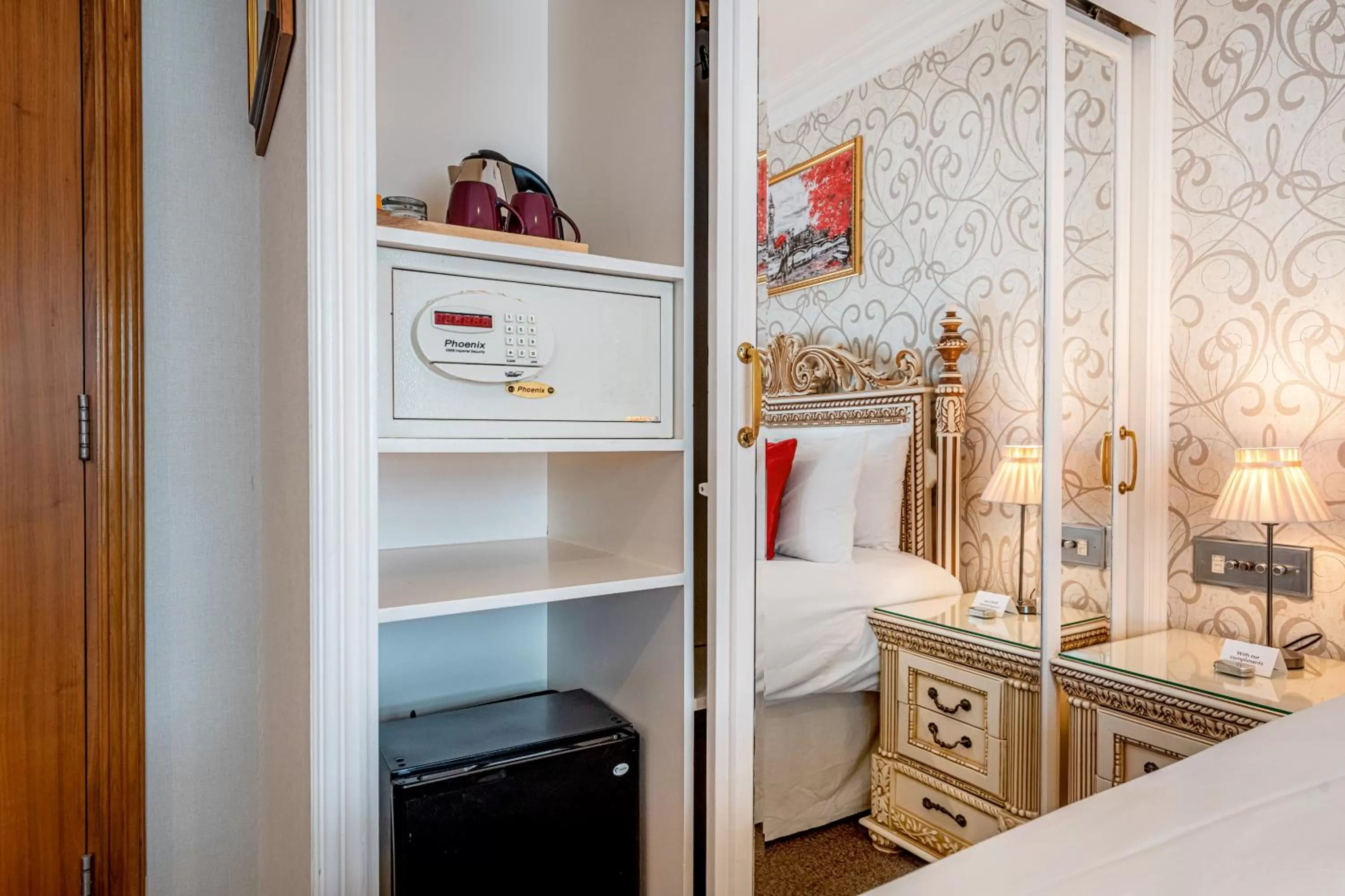 wardrobe, Bed in Ashburn Hotel