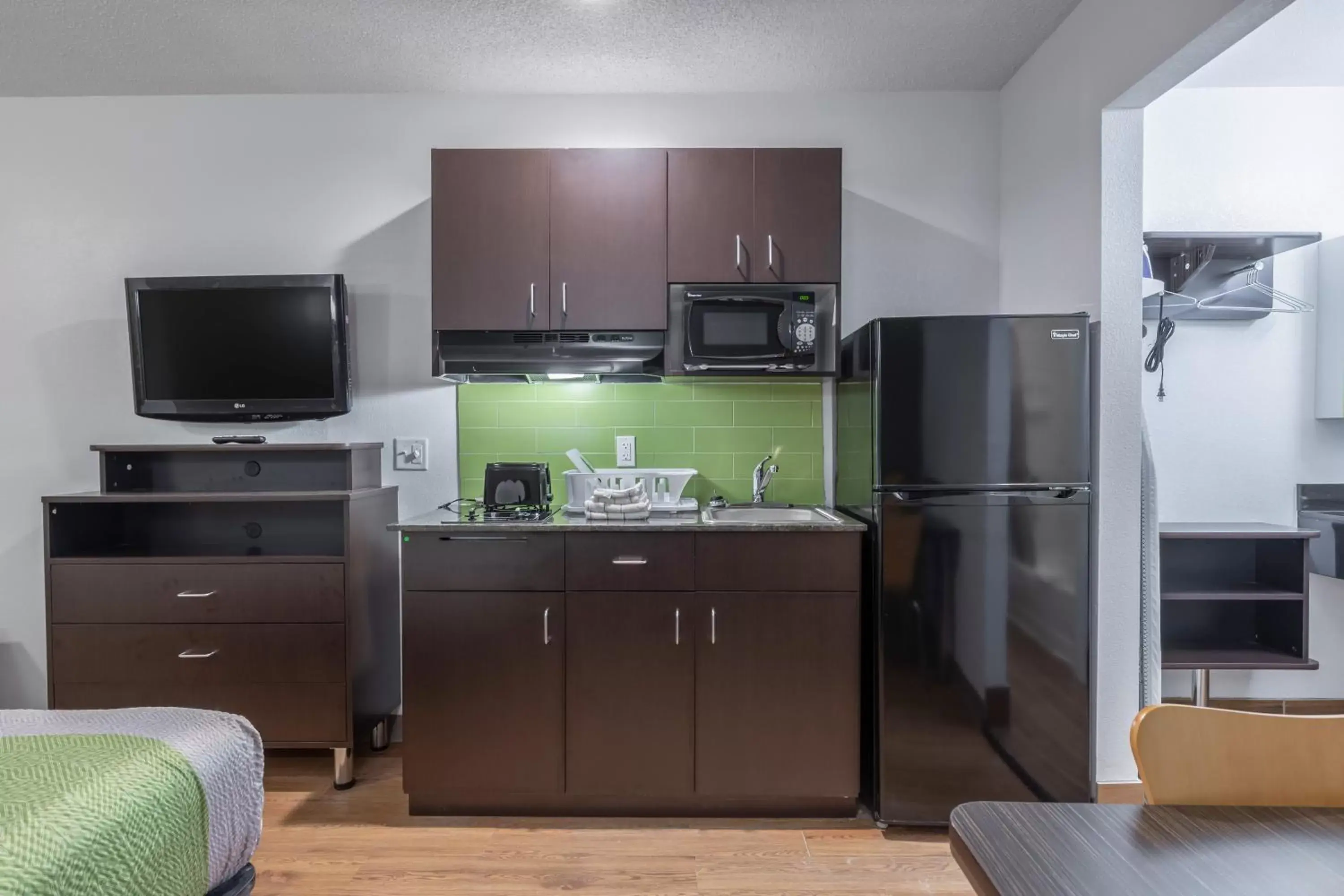 Bedroom, Kitchen/Kitchenette in Studio 6-Bryan, TX - University Area