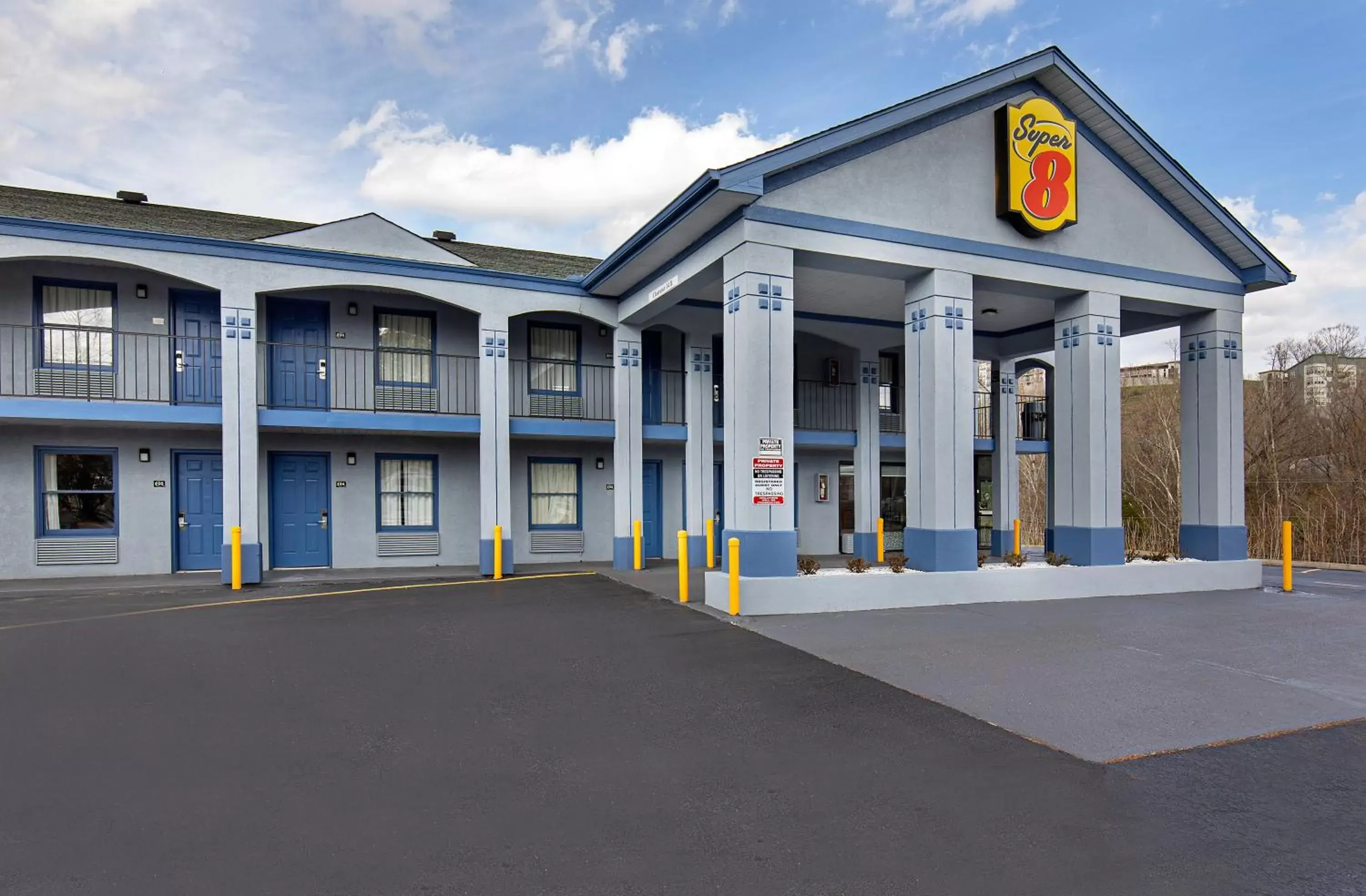 Property building in Super 8 by Wyndham Nashville West Property building in Super 8 by Wyndham Nashville West