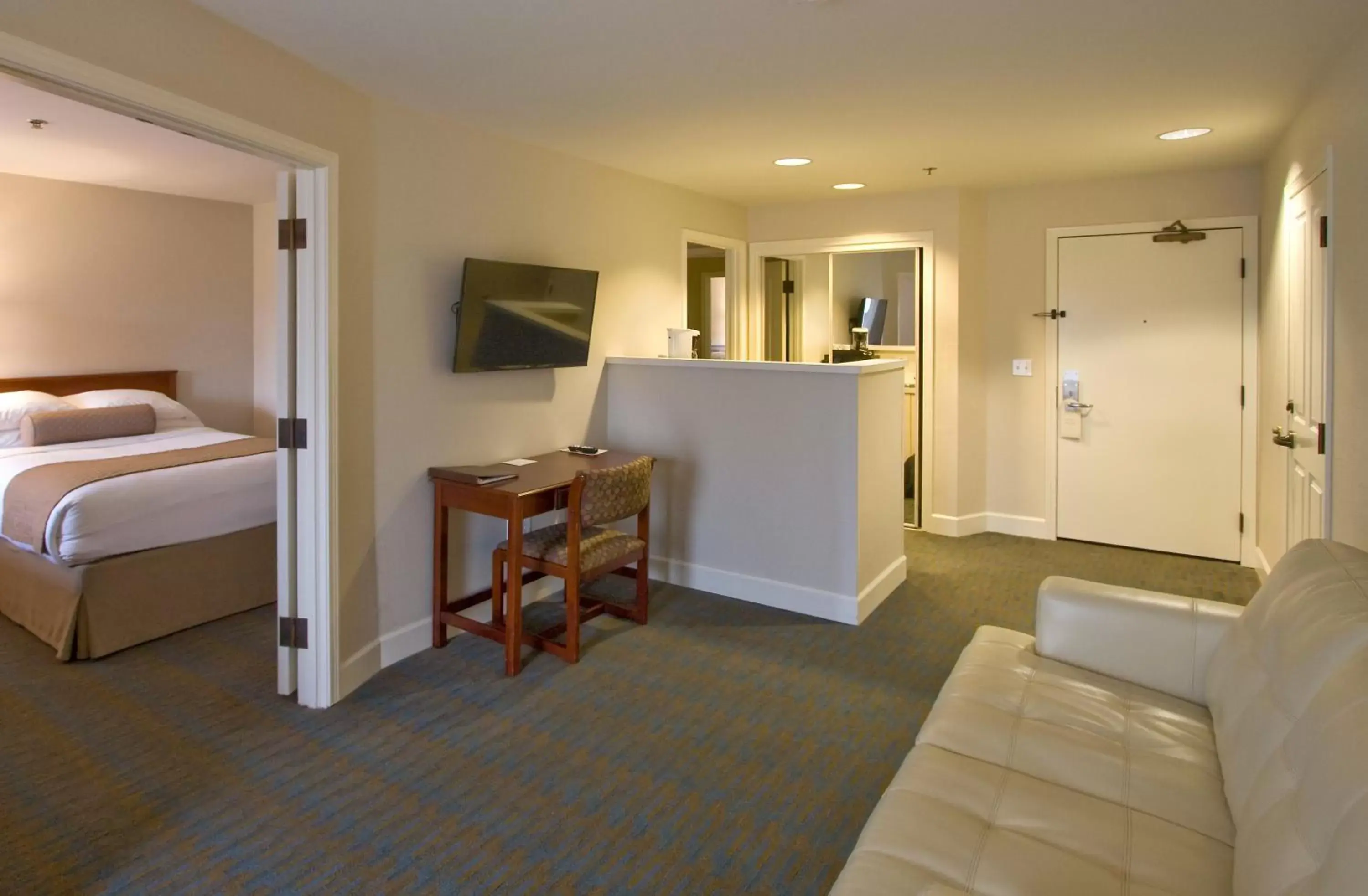 Communal lounge/ TV room in Ashland Hills Hotel & Suites