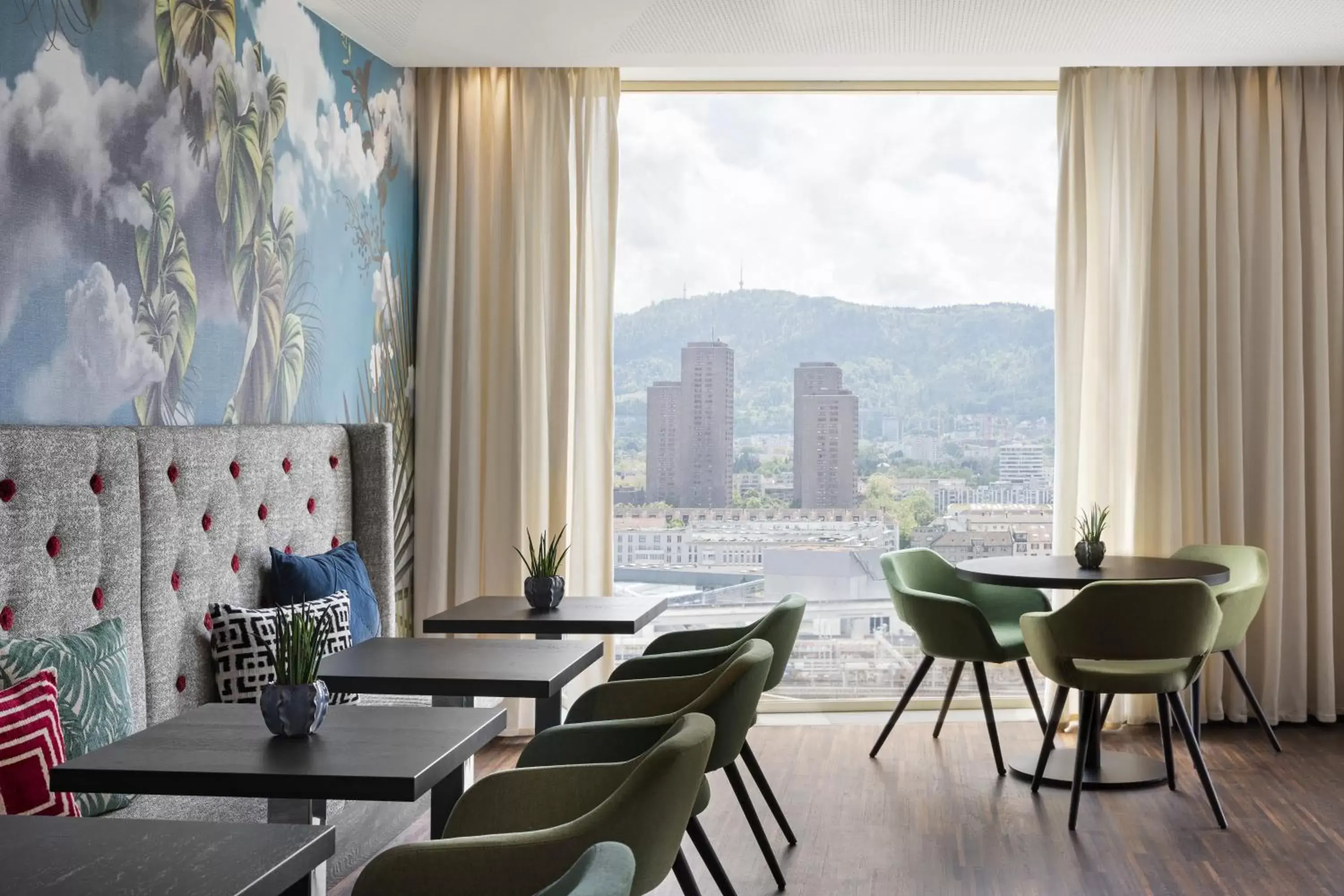 Communal lounge/ TV room in Renaissance Zurich Tower Hotel