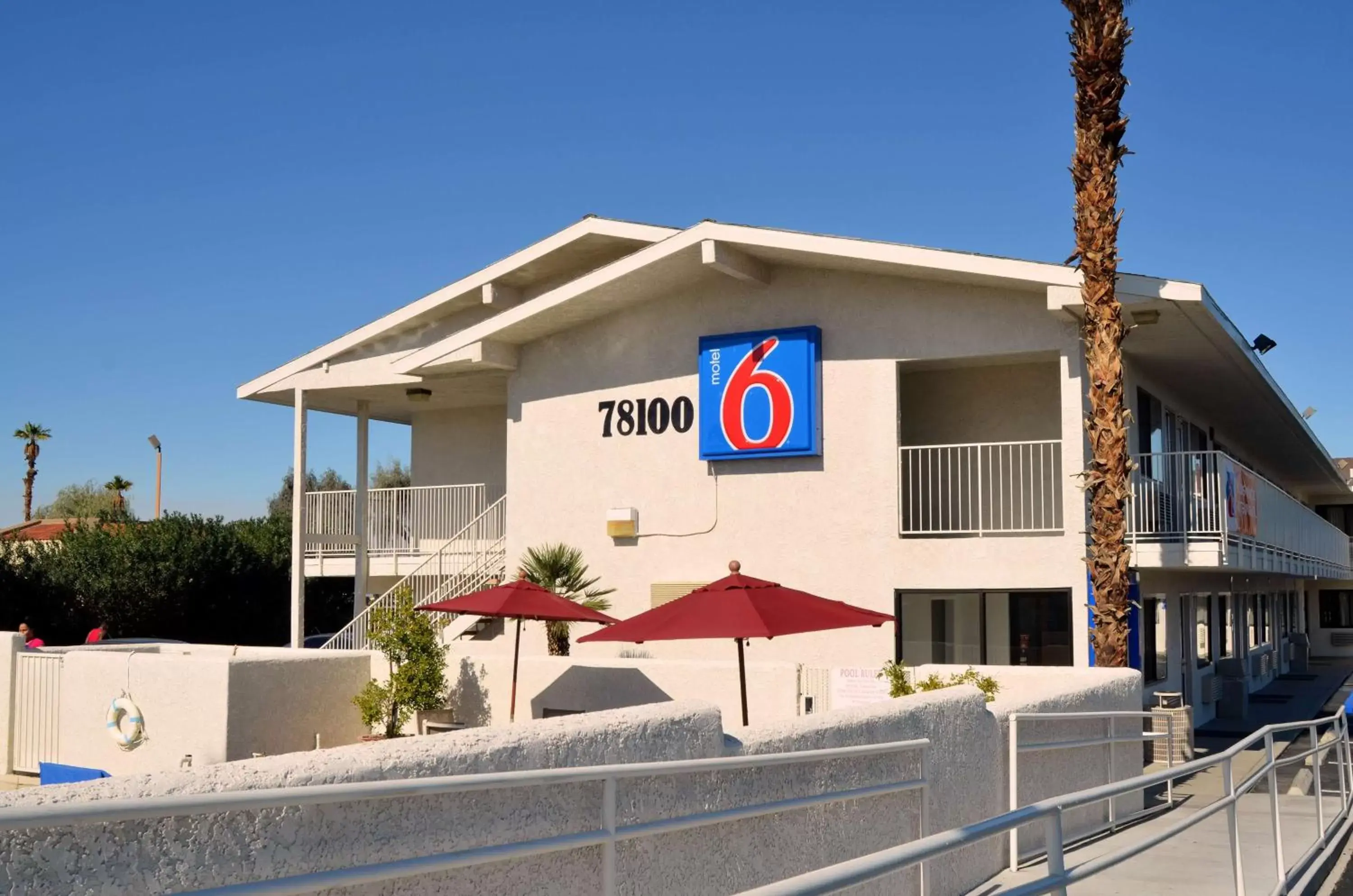 Property building in Motel 6-Palm Desert, CA - Palm Springs Area Property building in Motel 6-Palm Desert, CA - Palm Springs Area