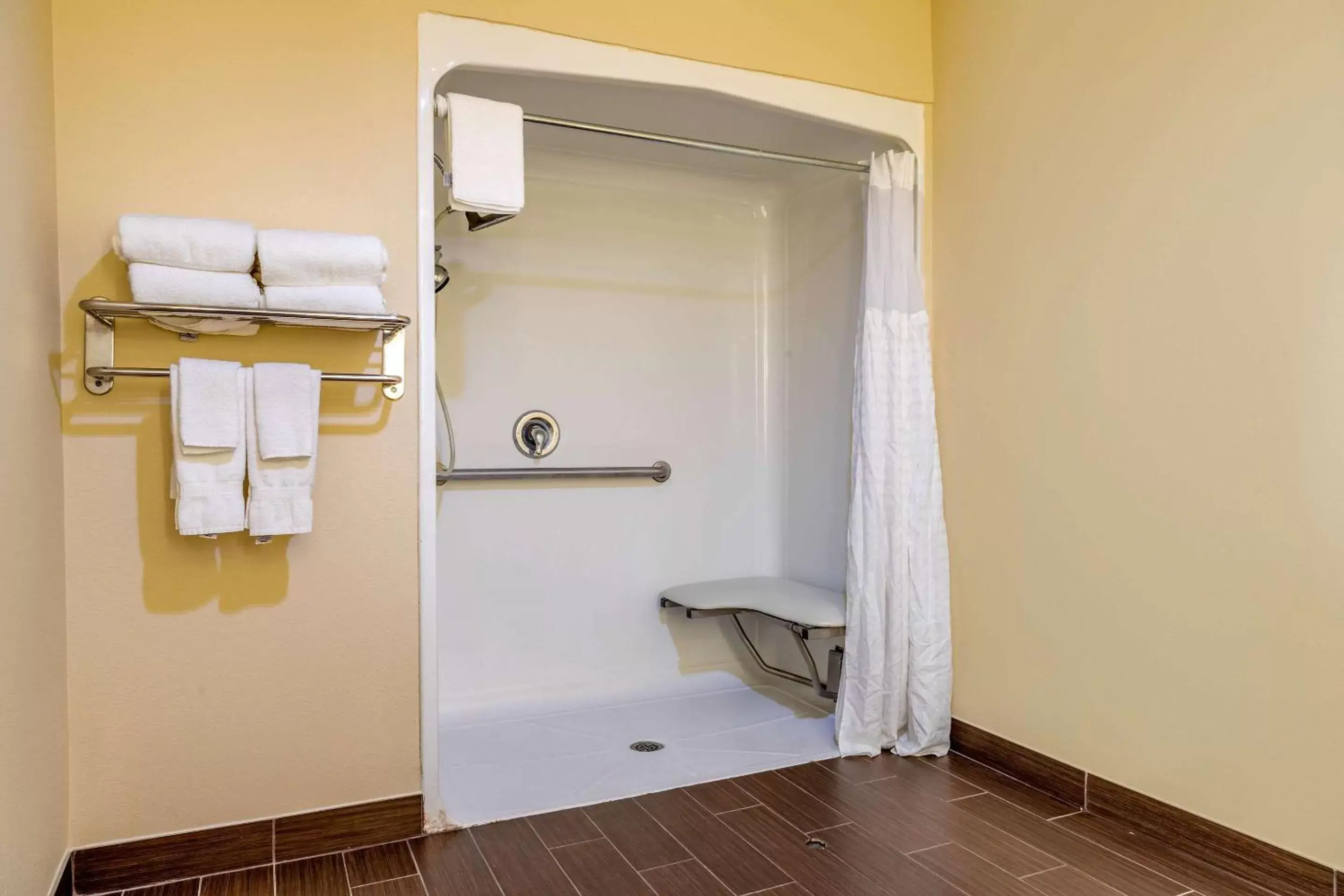 Bedroom, Bathroom in Comfort Suites Savannah Gateway I-95
