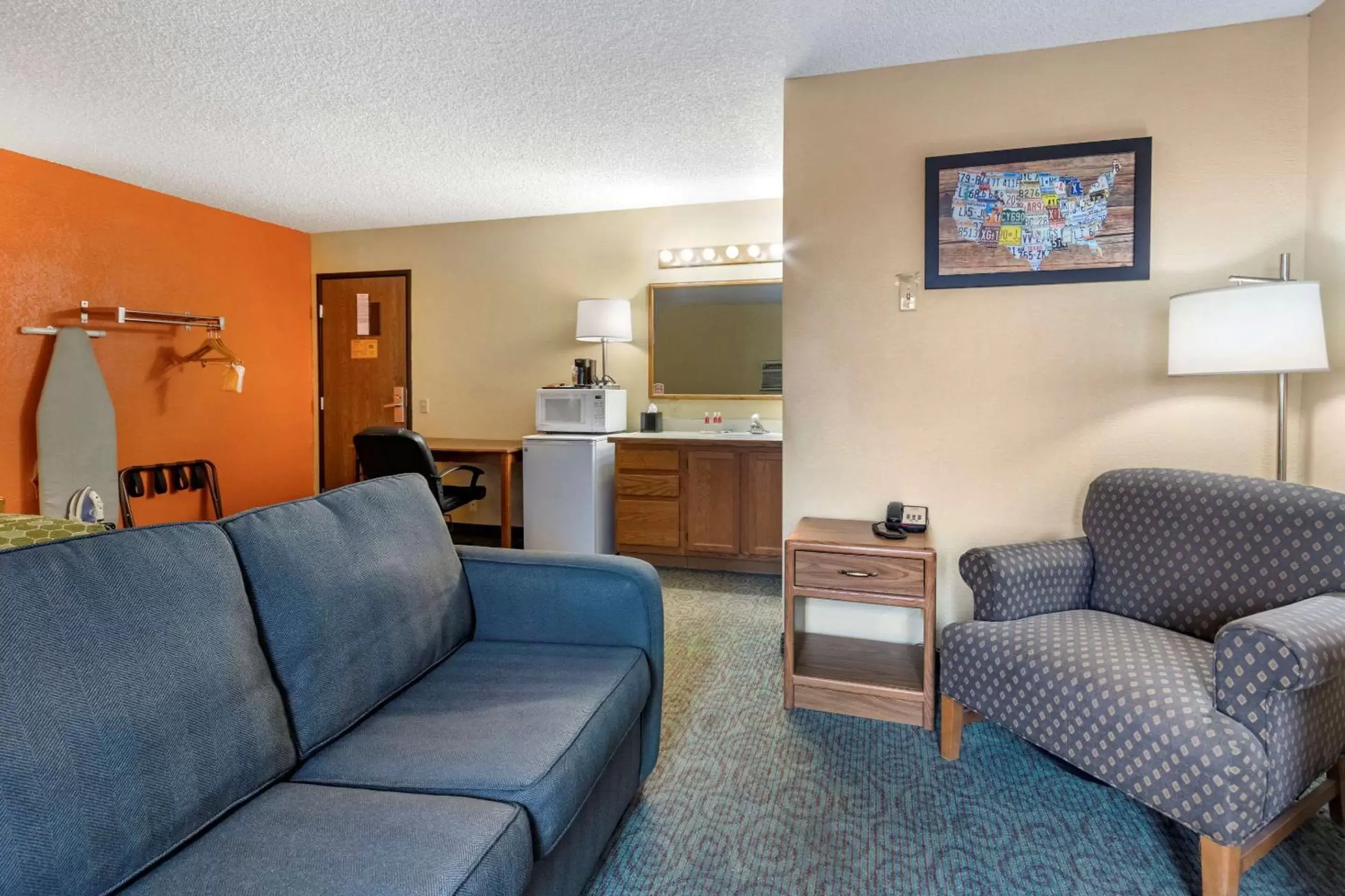 Photo of the whole room, Seating Area in Econo Lodge Billings