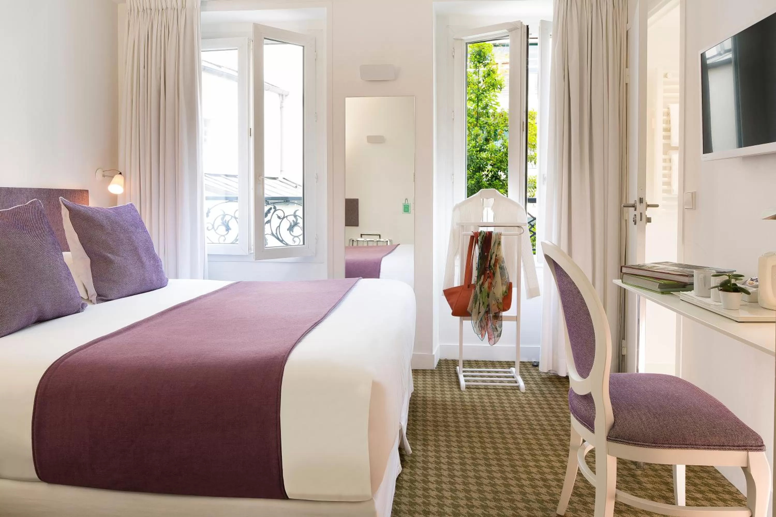 Bedroom, Bed in Hôtel Mistral