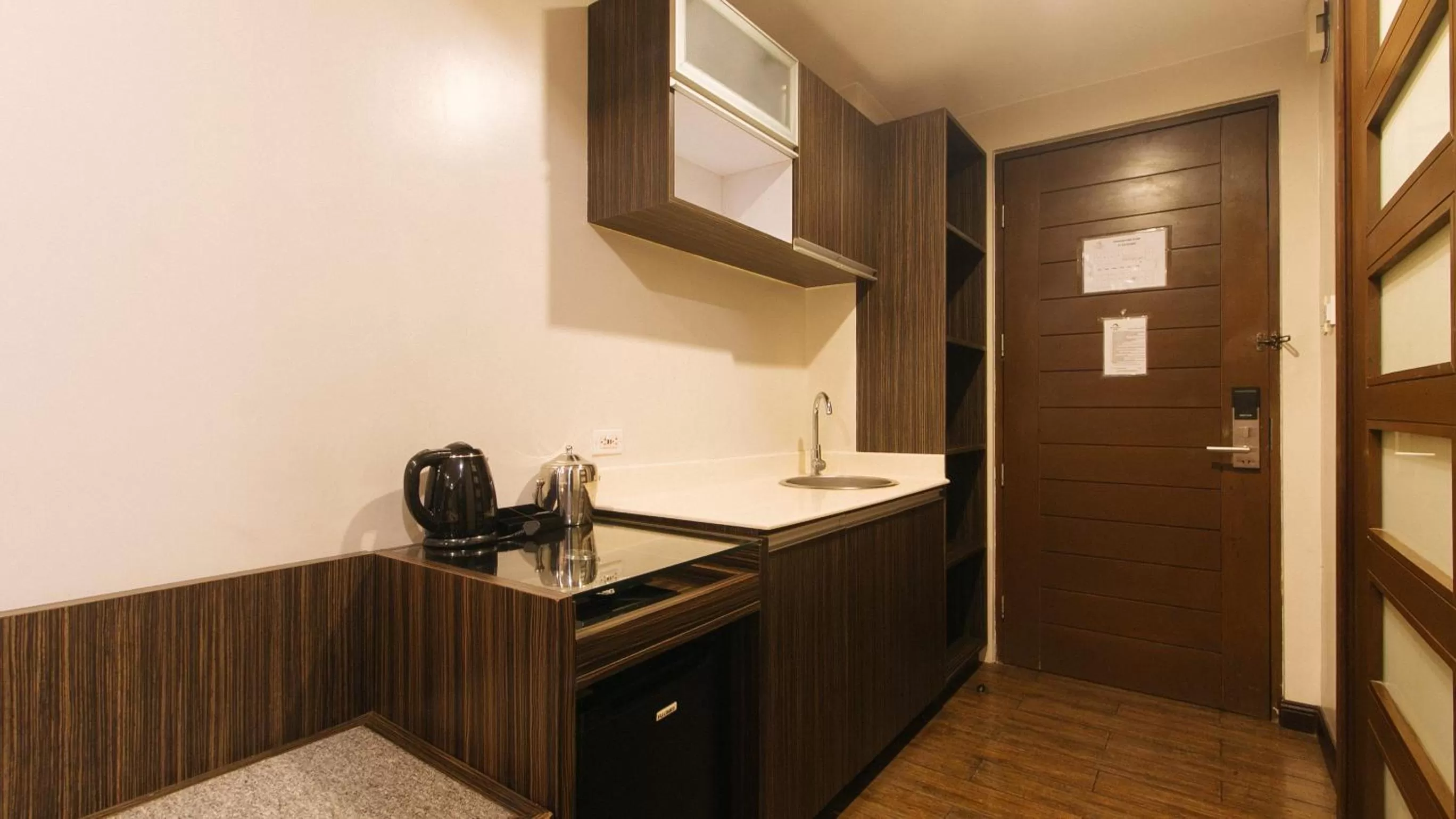 Kitchen or kitchenette in RedDoorz Premium @ West Avenue Quezon City