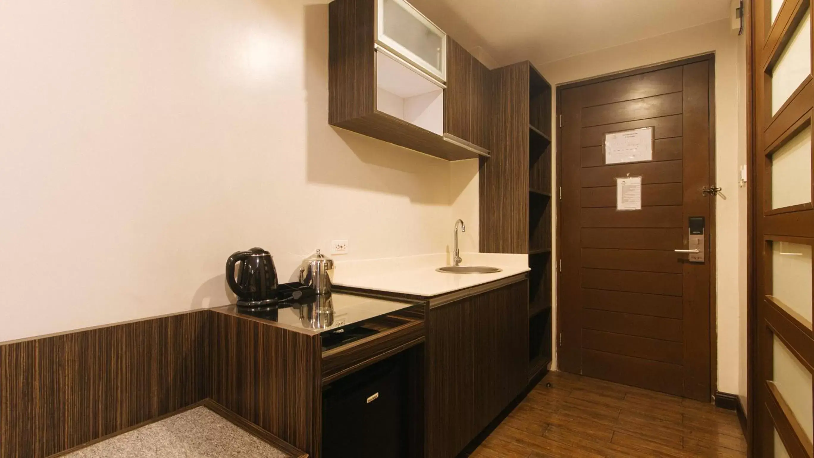 Kitchen or kitchenette, Kitchen/Kitchenette in RedDoorz Premium @ West Avenue Quezon City