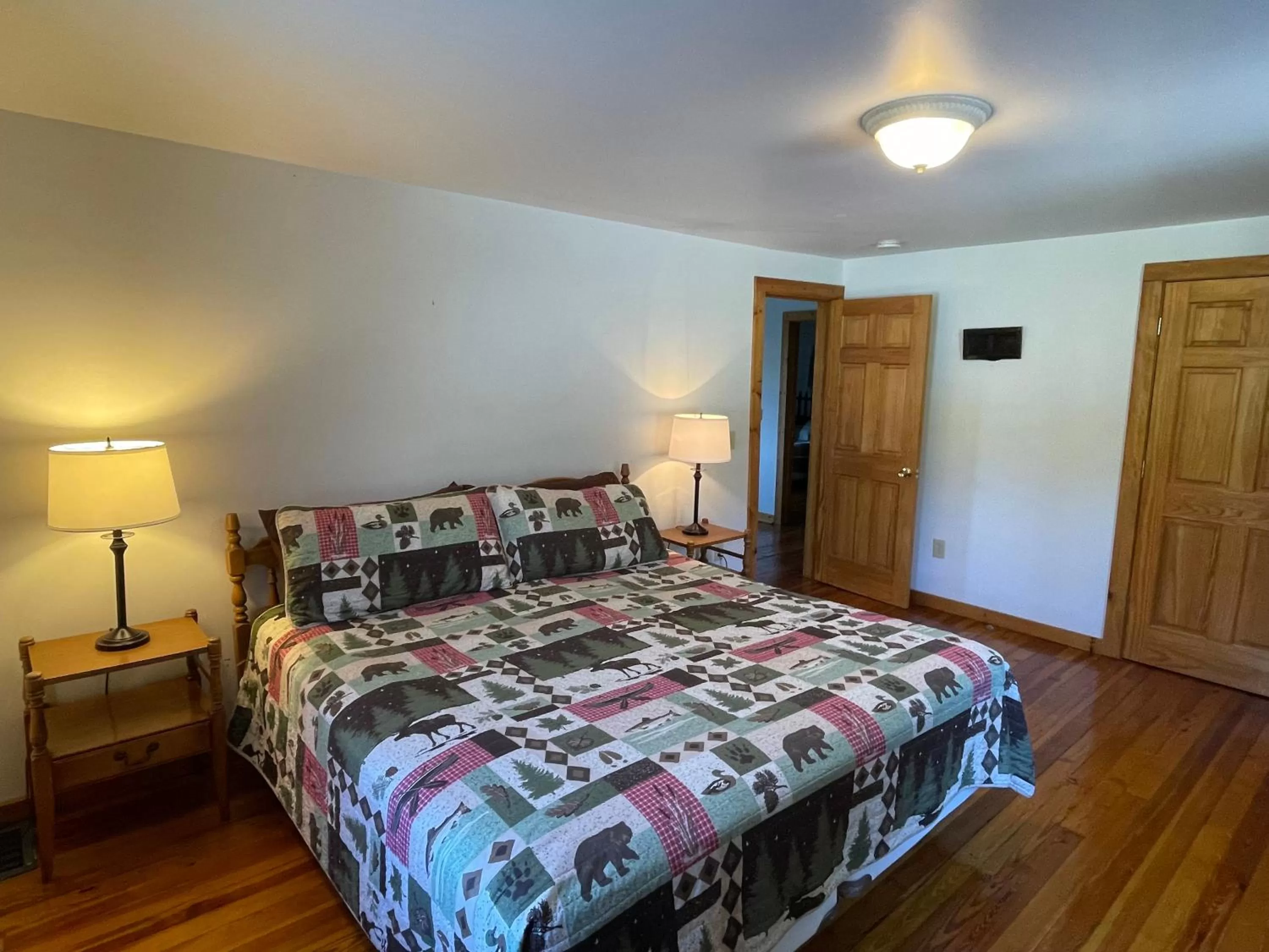 Bedroom, Bed in Hill View Motel and Cottages