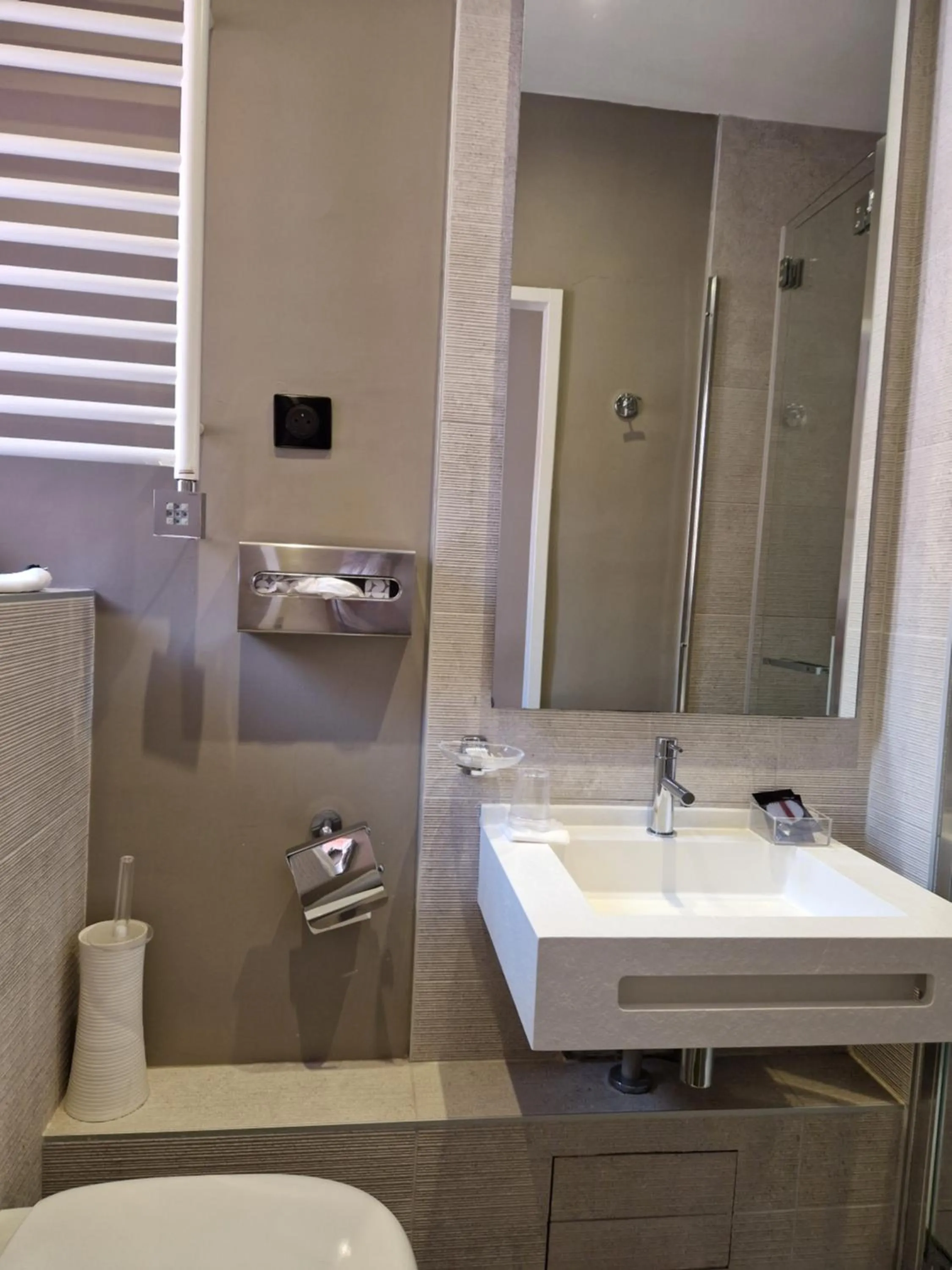 Toilet in Hôtel La Villa Tosca