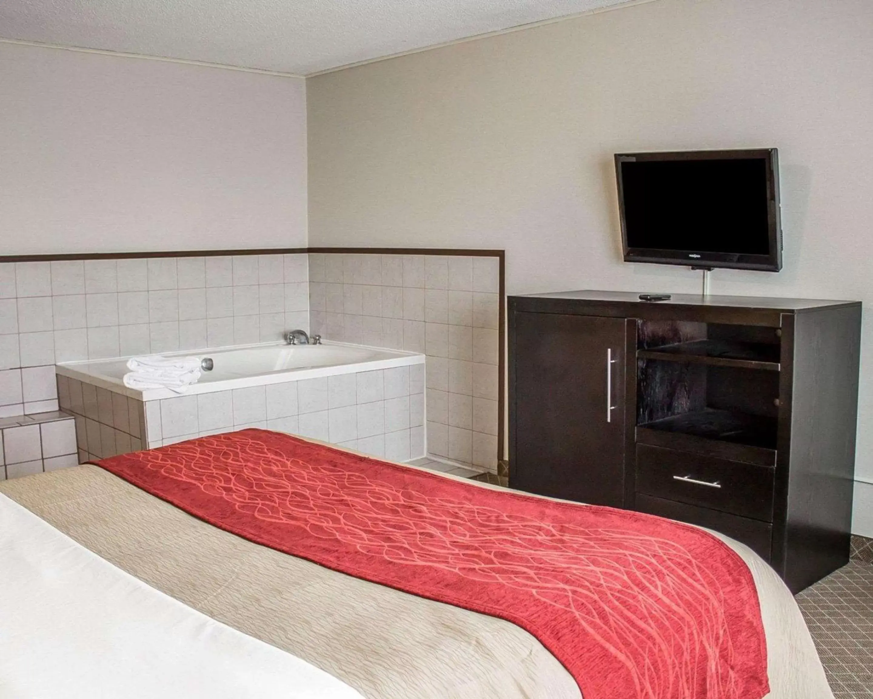 Photo of the whole room, Bed in Norwood Inn & Suites Columbus