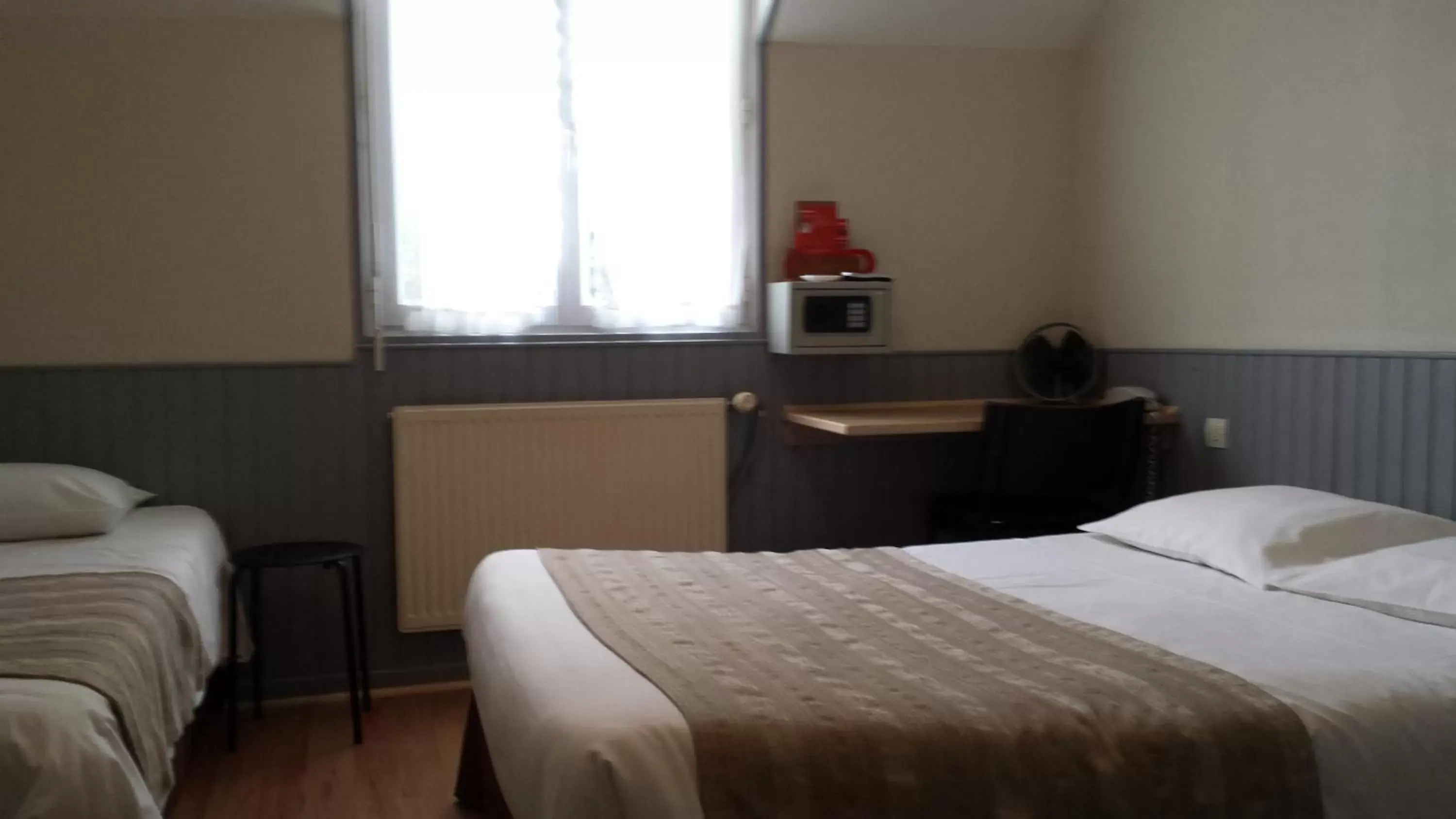 Photo of the whole room, Bed in Le Beaugency