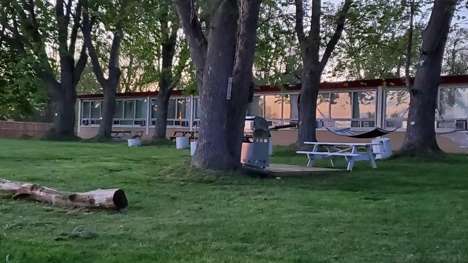 Garden, Children's Play Area in Riverview Motel