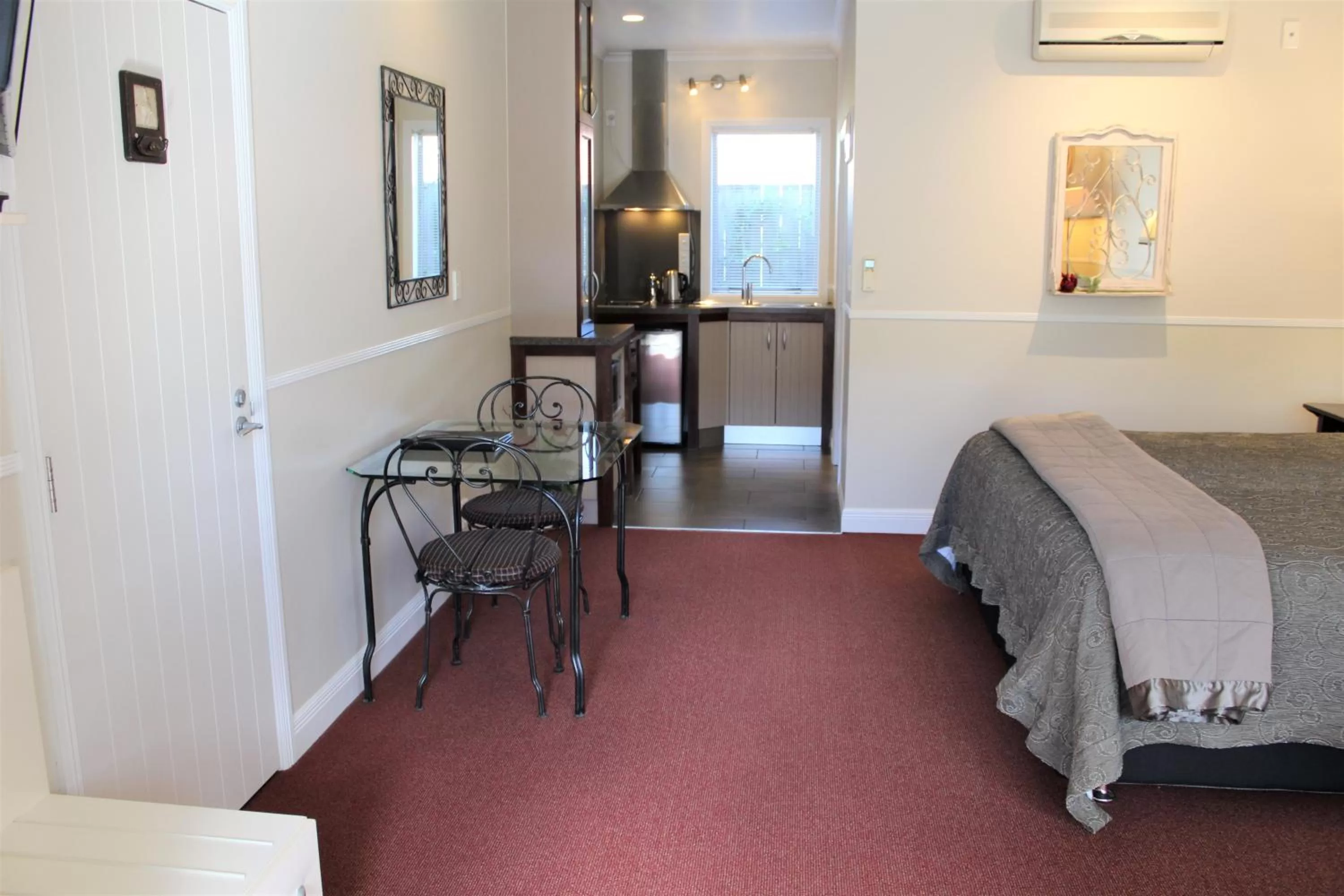 Photo of the whole room, Bed in Lodge Bordeaux