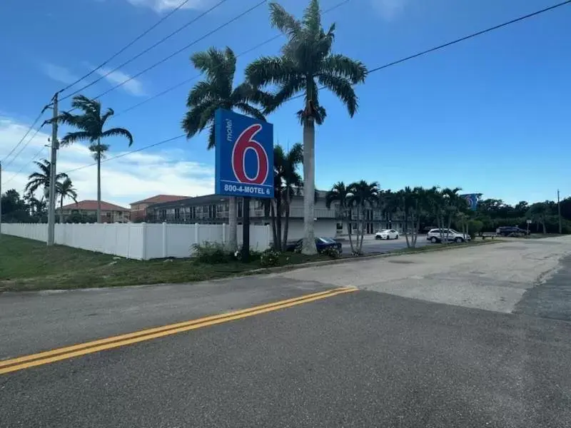 Day, Property Building in Motel 6-Venice, FL