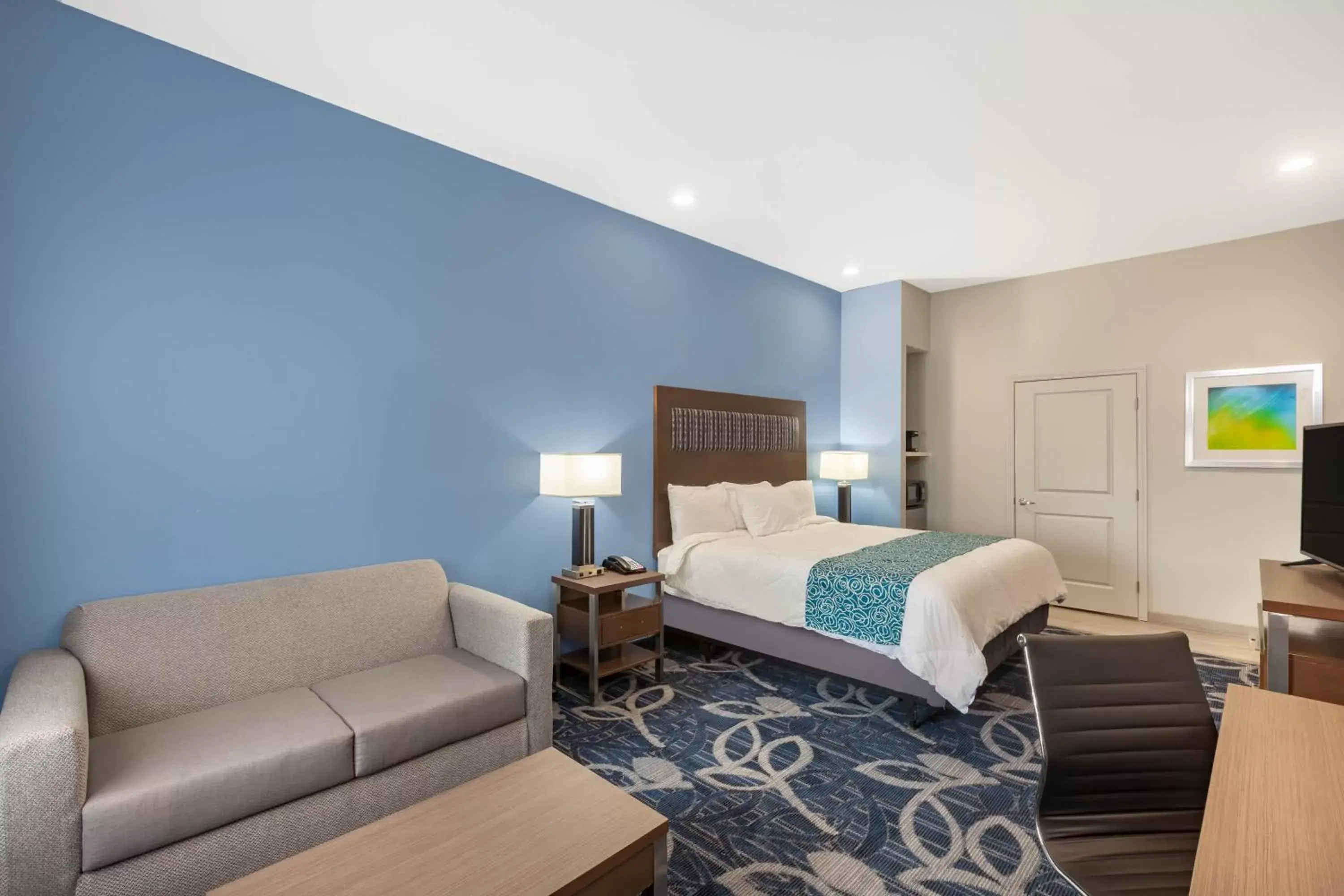 Photo of the whole room, Bed in Baymont by Wyndham Houston Hobby Airport