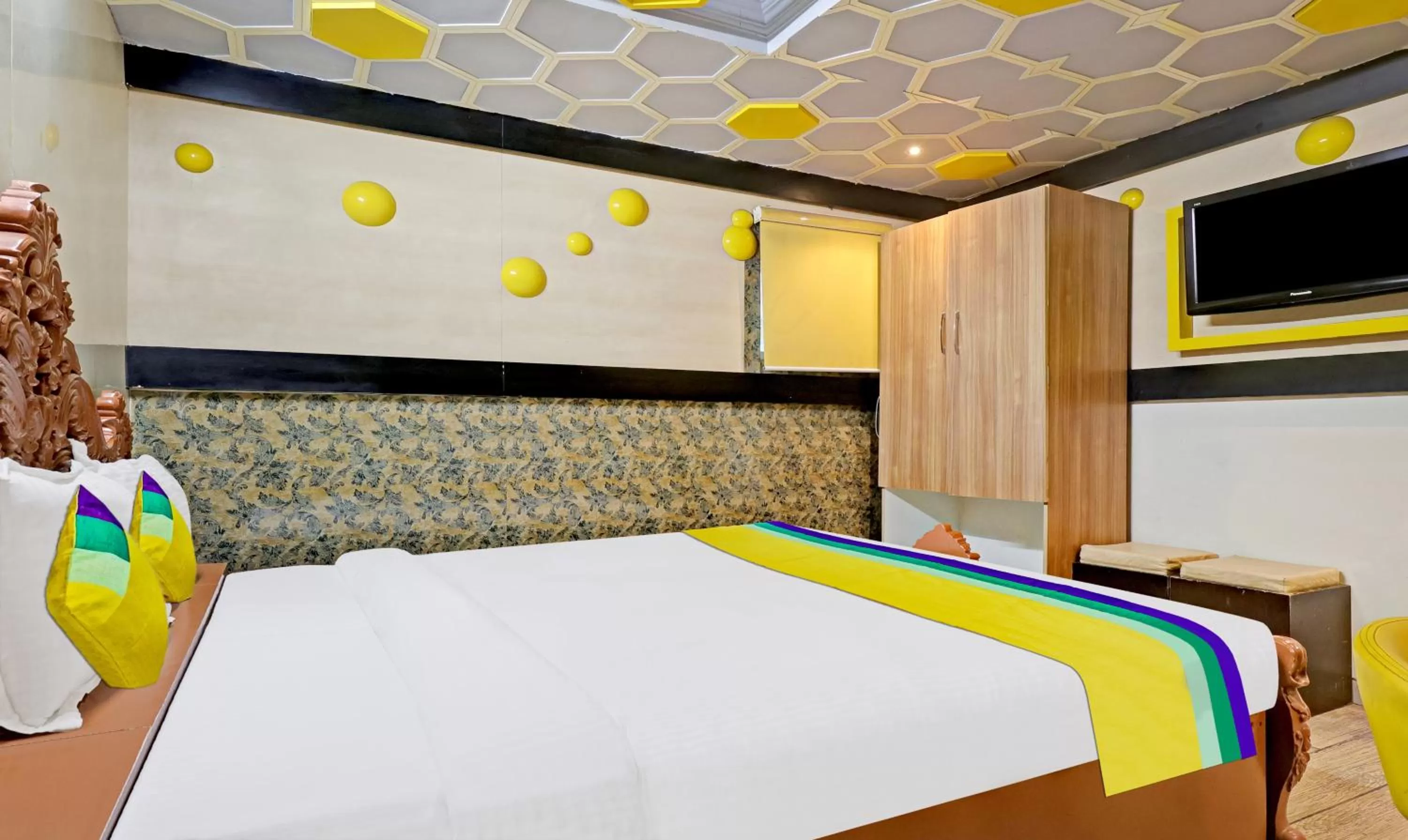 Bedroom in Itsy By Treebo - Friends