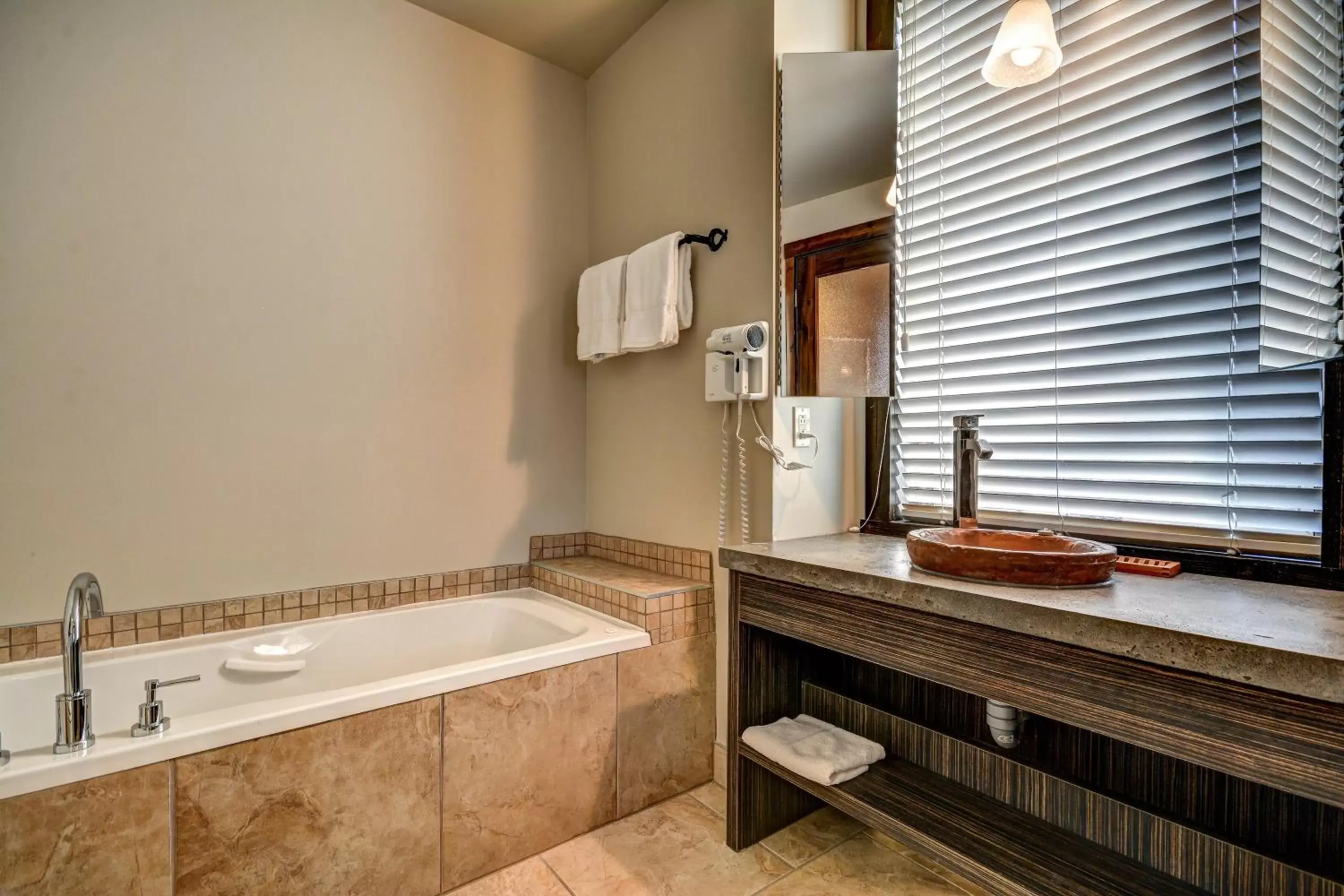 Bathroom in Les Condos Du Lac Taureau- Rooms & Condos