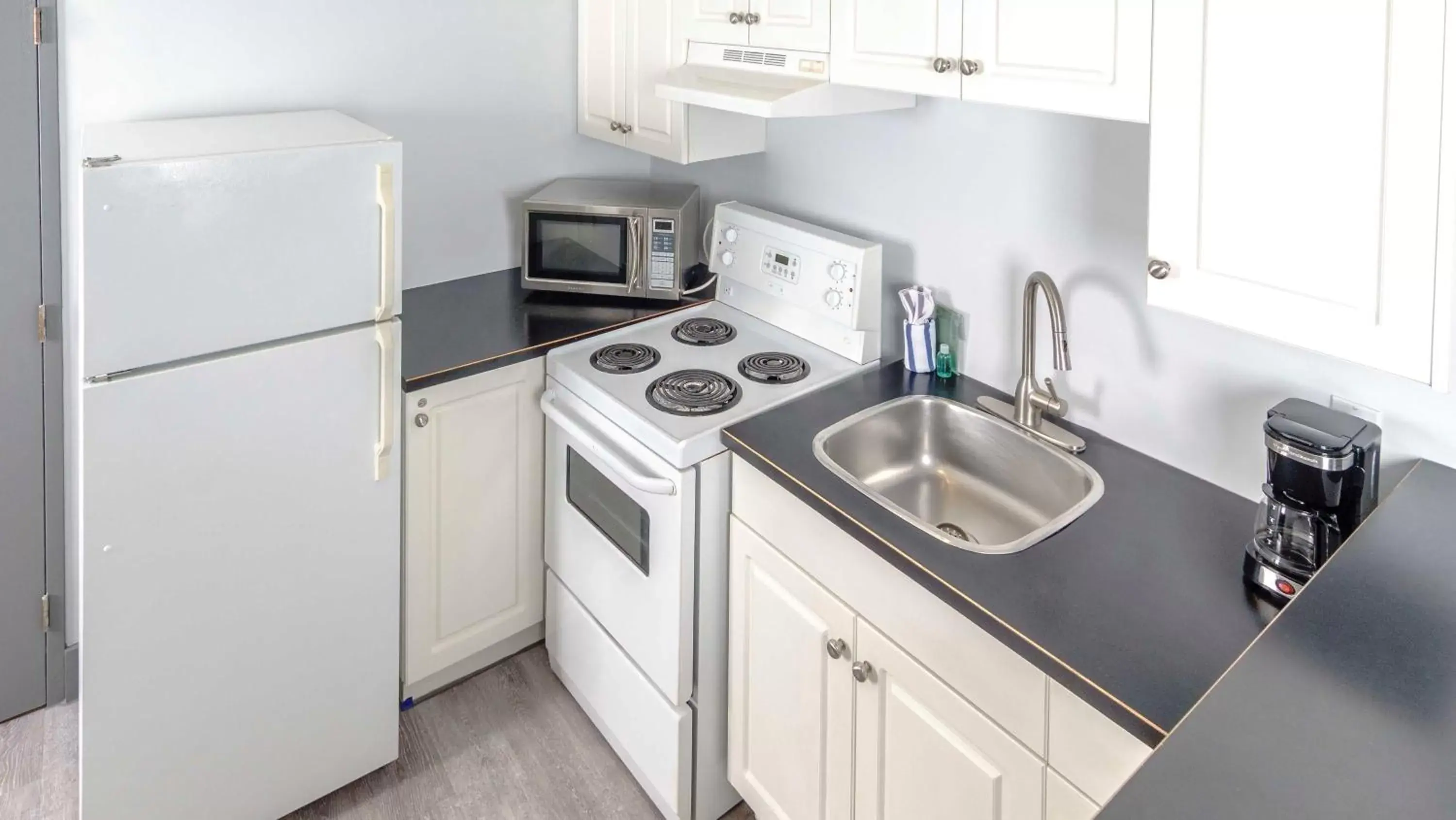 kitchen, Kitchen/Kitchenette in Century Plaza Hotel