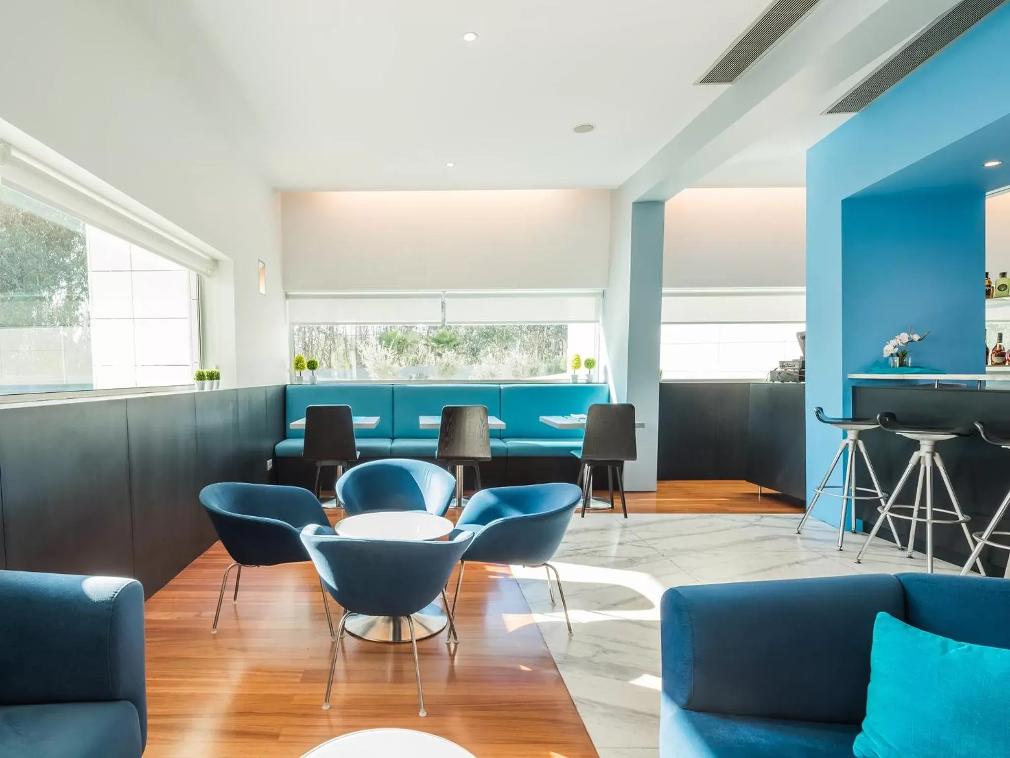 Lounge or bar in OPOHOTEL Porto Aeroporto Lounge or bar in OPOHOTEL Porto Aeroporto