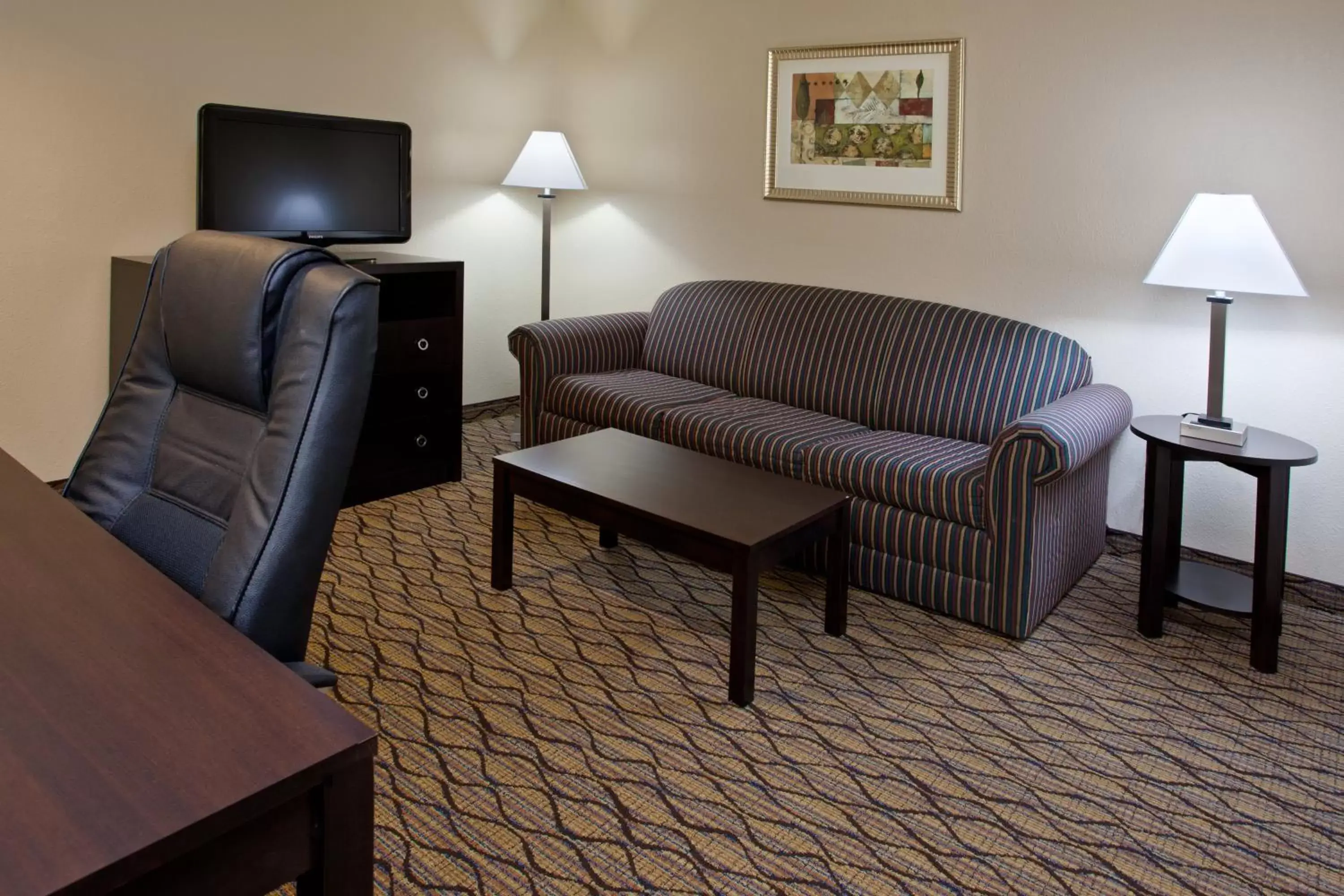 Photo of the whole room, Seating Area in Holiday Inn Express & Suites Columbus East - Reynoldsburg, an IHG Hotel
