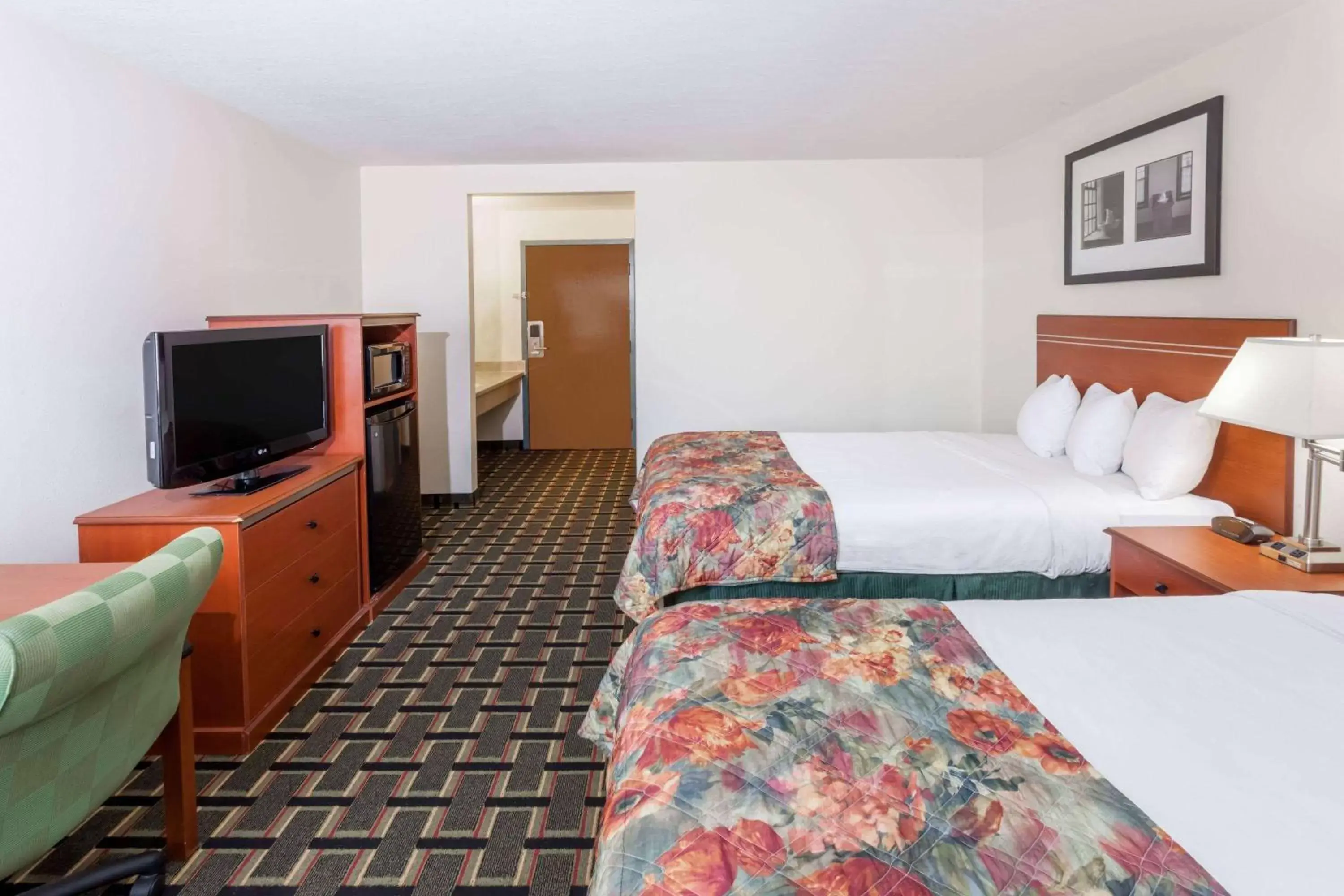 Photo of the whole room, Bed in Baymont by Wyndham Decatur