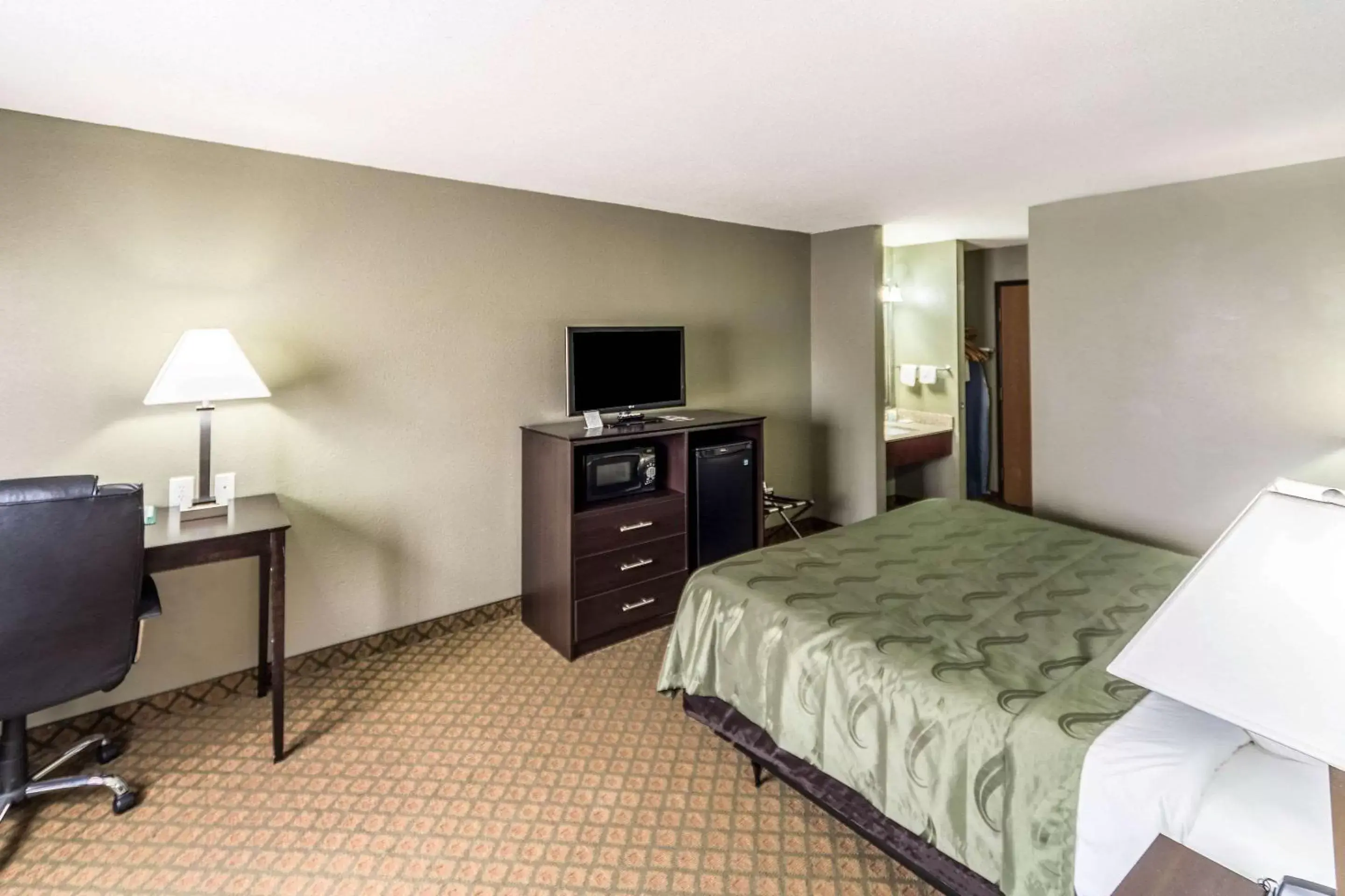 Photo of the whole room, Bed in Quality Inn Columbia City near US-30