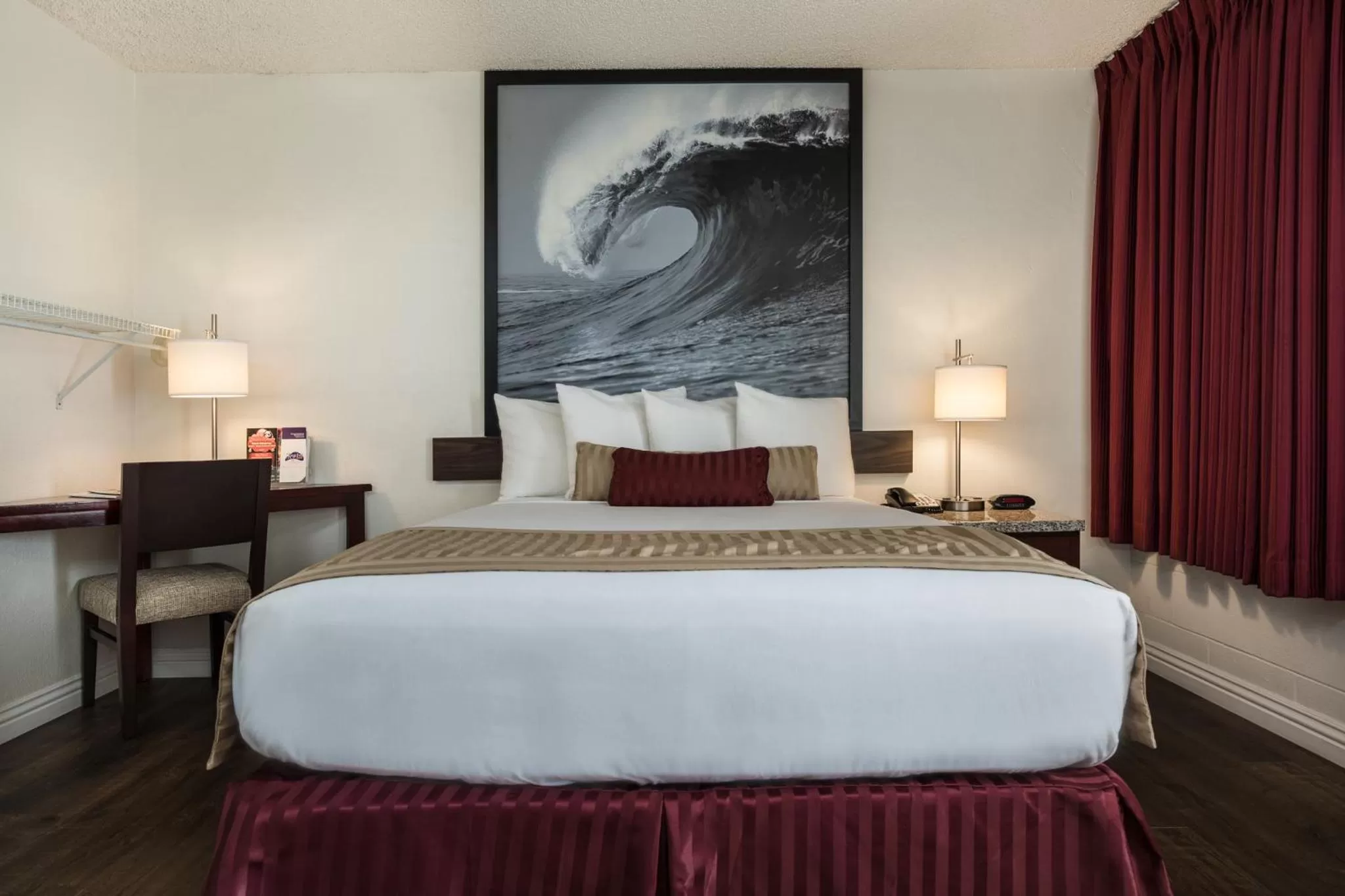 Bed in Kings Inn Anaheim at The Park & Convention Center