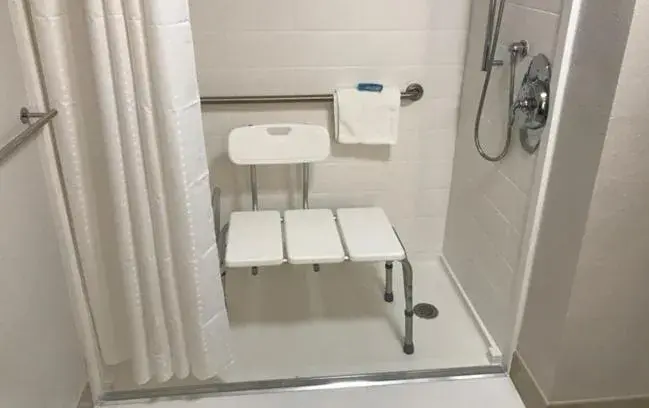 acessibility, Bathroom in Spinnaker Inn of Naples