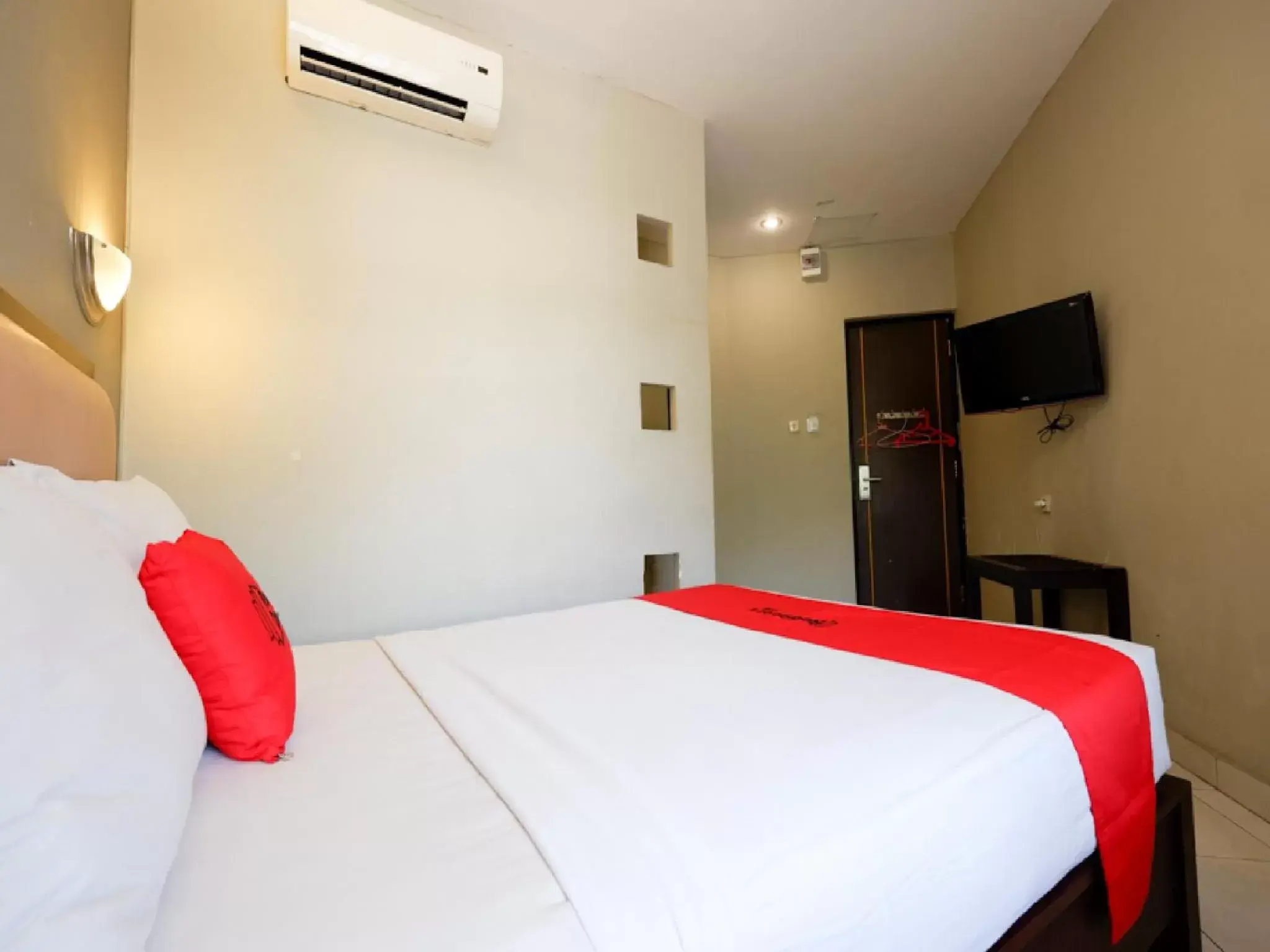 Bedroom, Bed in RedDoorz Plus @ Singosari Raya