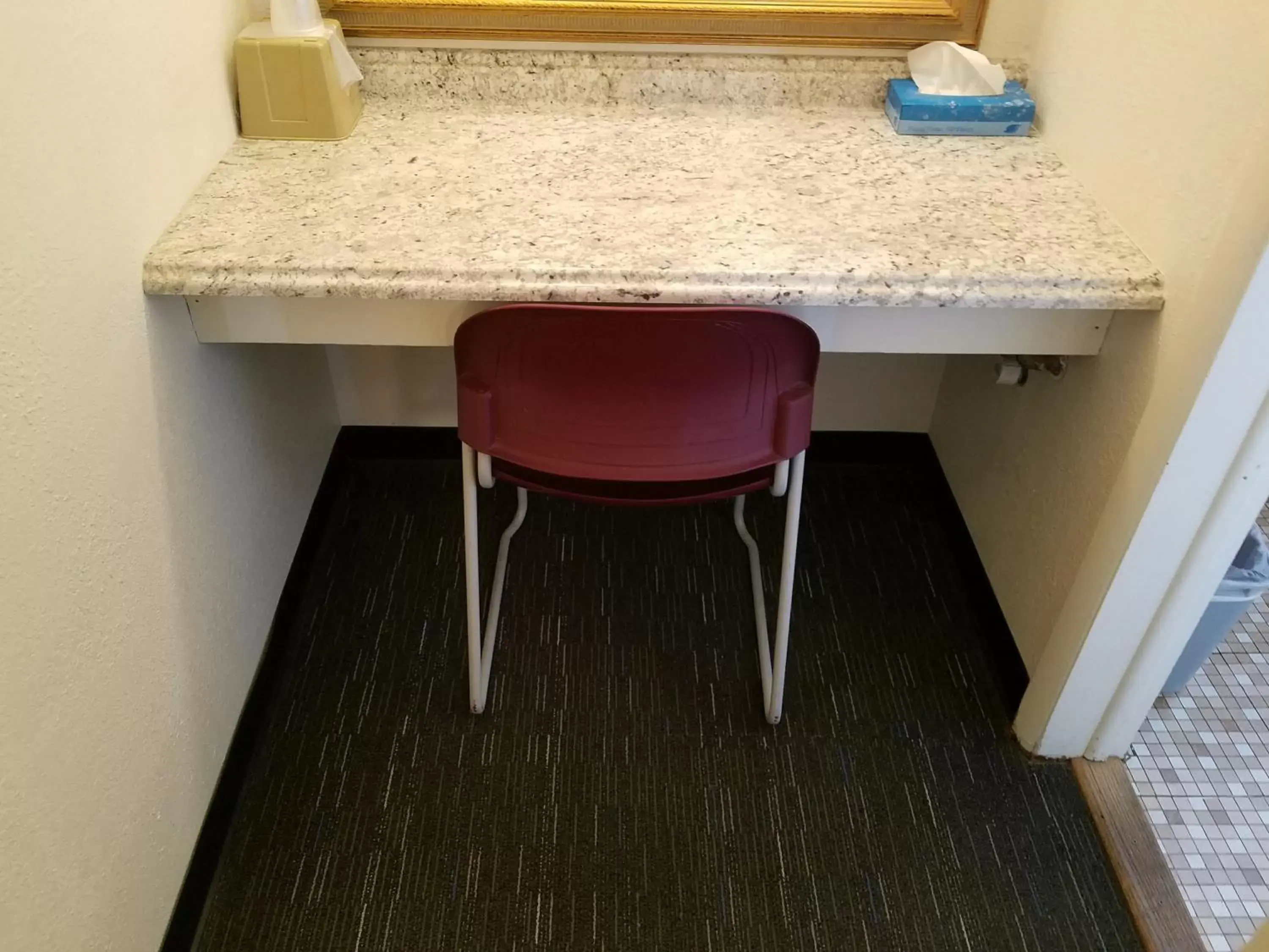 Seating area, Dining Area in West Plains Motel