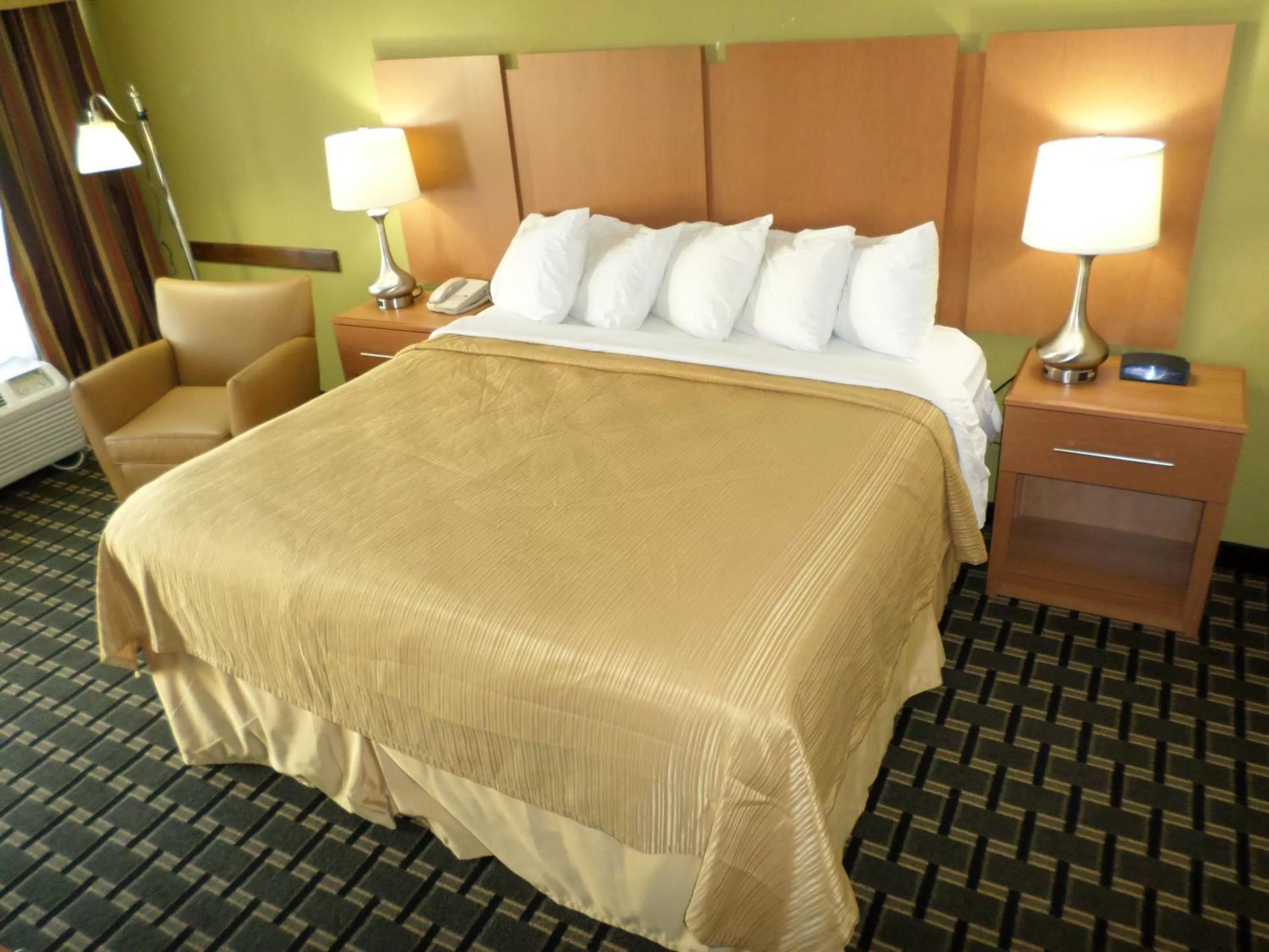 Bed in Days Inn & Conf Center by Wyndham Southern Pines Pinehurst