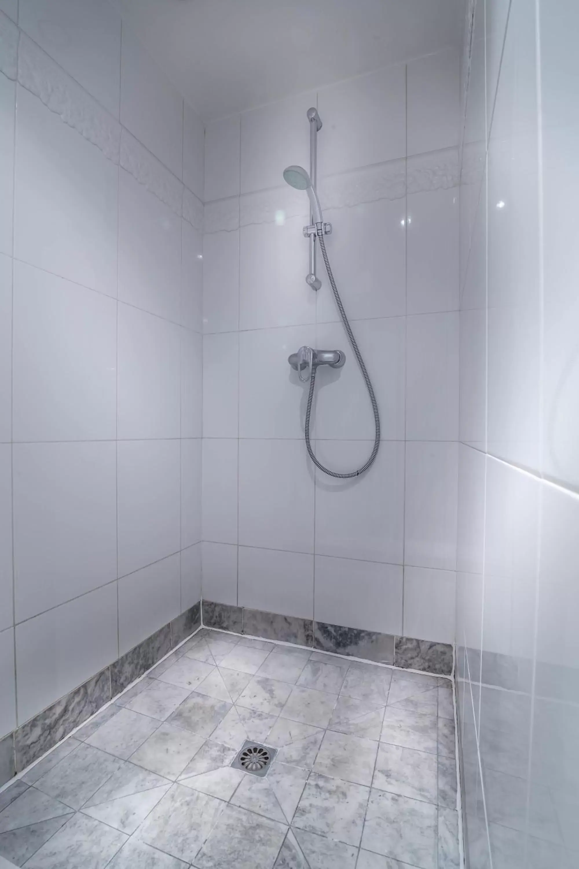 Shower, Bathroom in Hôtel Le Lavoisier