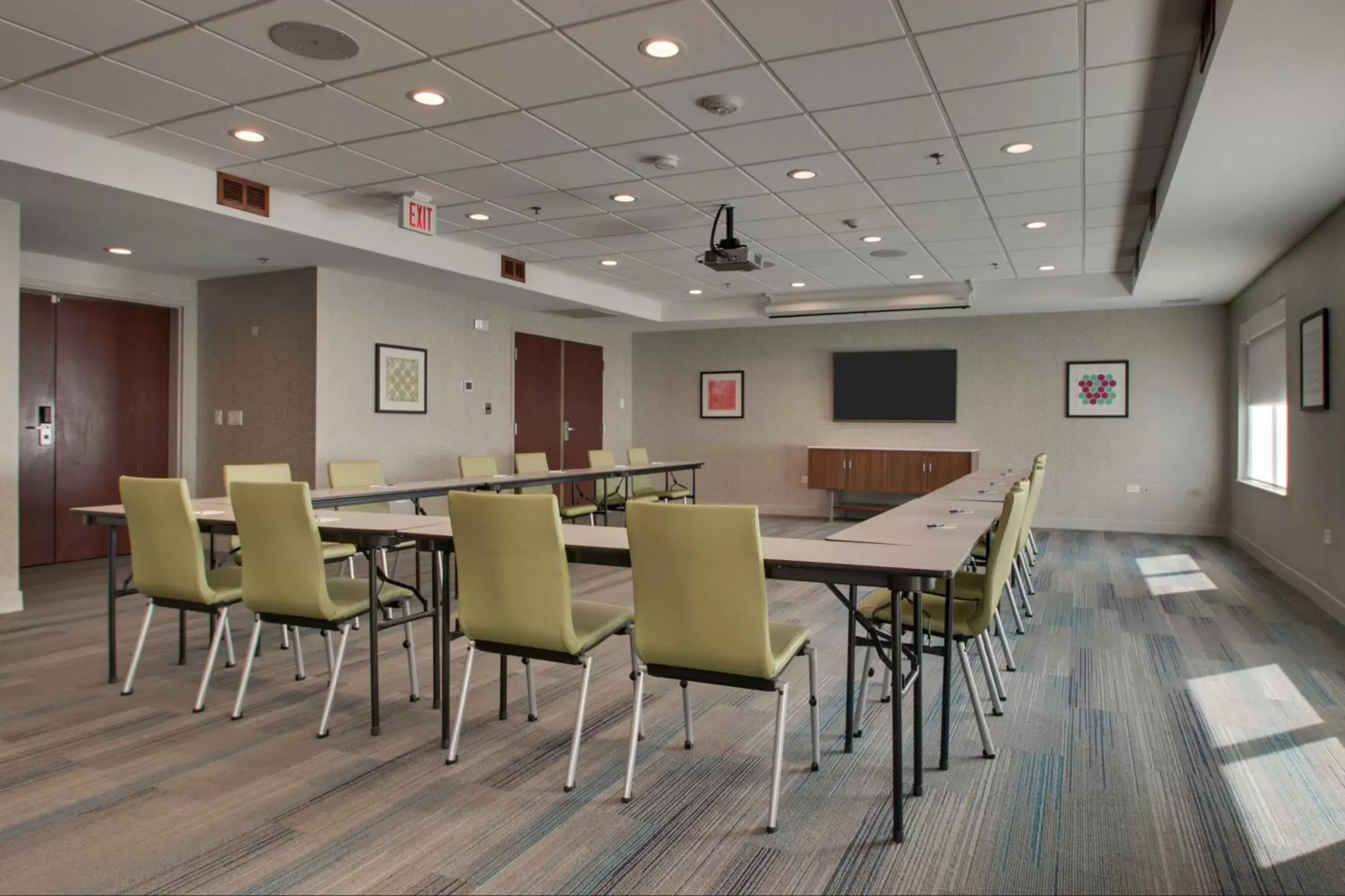 Meeting/conference room in Holiday Inn Express & Suites Aurora - Naperville, an IHG Hotel