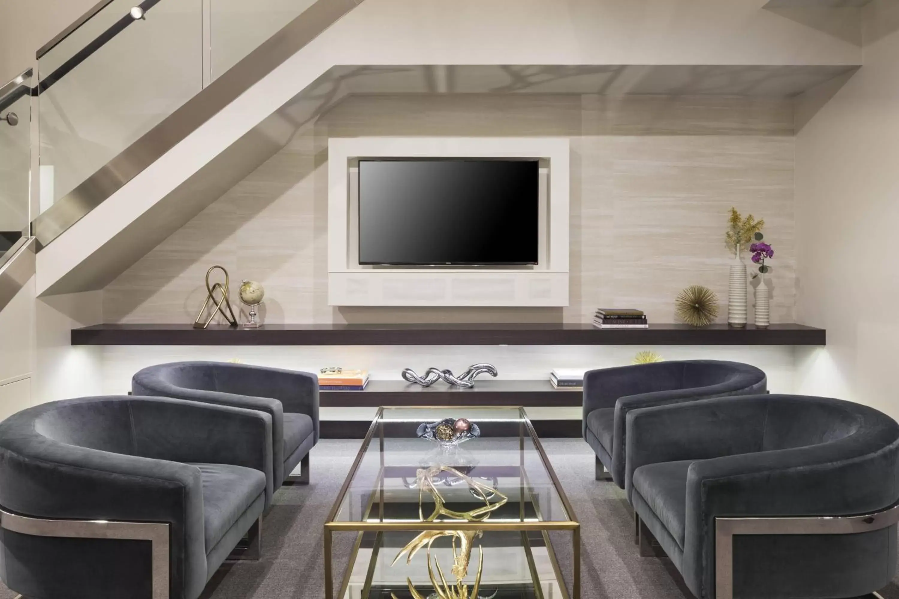 Bedroom, TV/Entertainment Center in Hotel Ivy, a Luxury Collection Hotel, Minneapolis