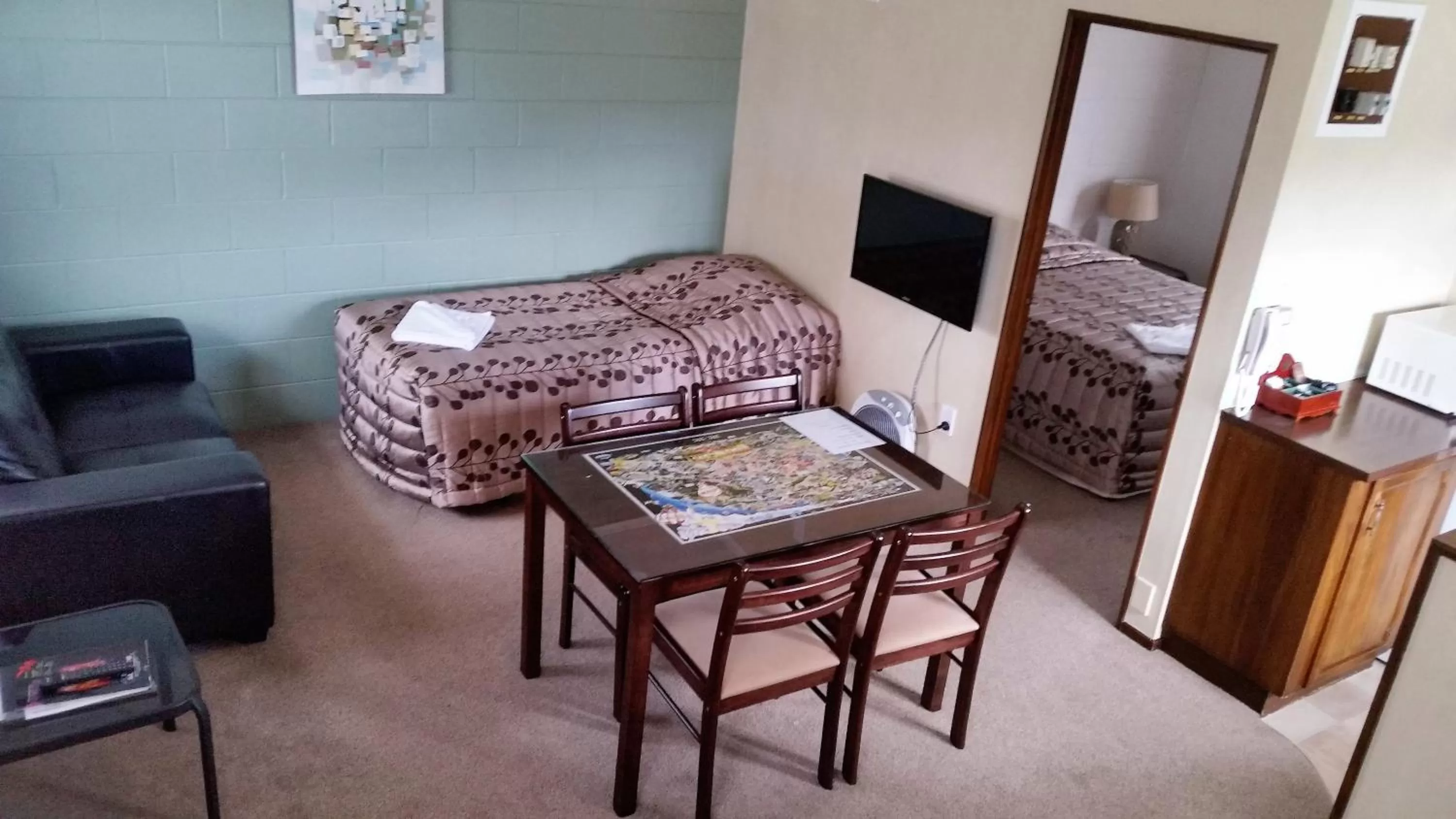 Dining area, Bed in Stonehaven Motel