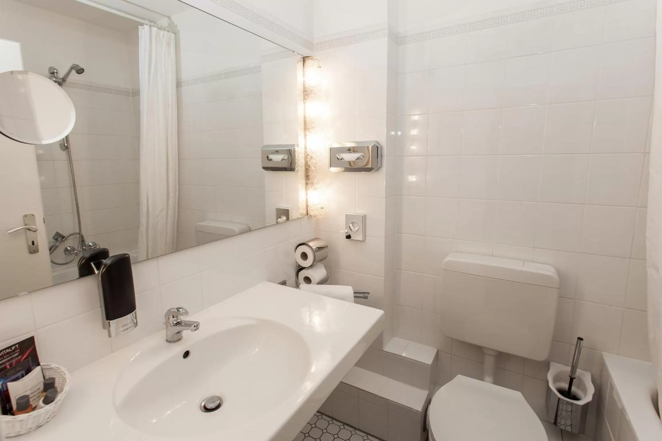 Bathroom in Centro Hotel National Frankfurt City, Trademark Collection by Wyndham