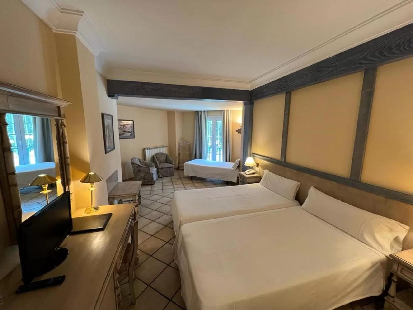 Premium Triple Room (3 adults) in Hotel Ziryab