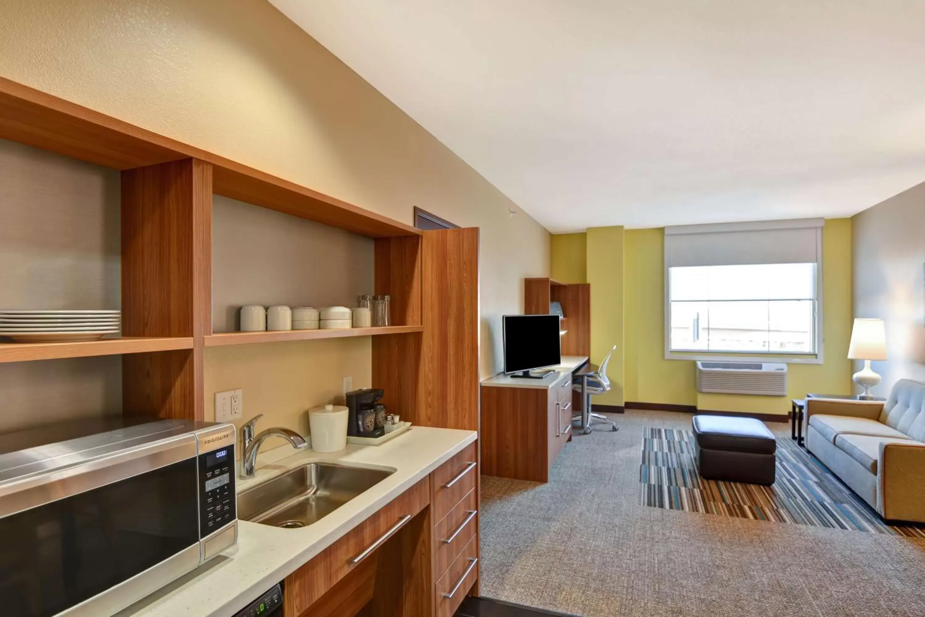 Living room, Kitchen/Kitchenette in Home2 Suites by Hilton Albuquerque Downtown/University