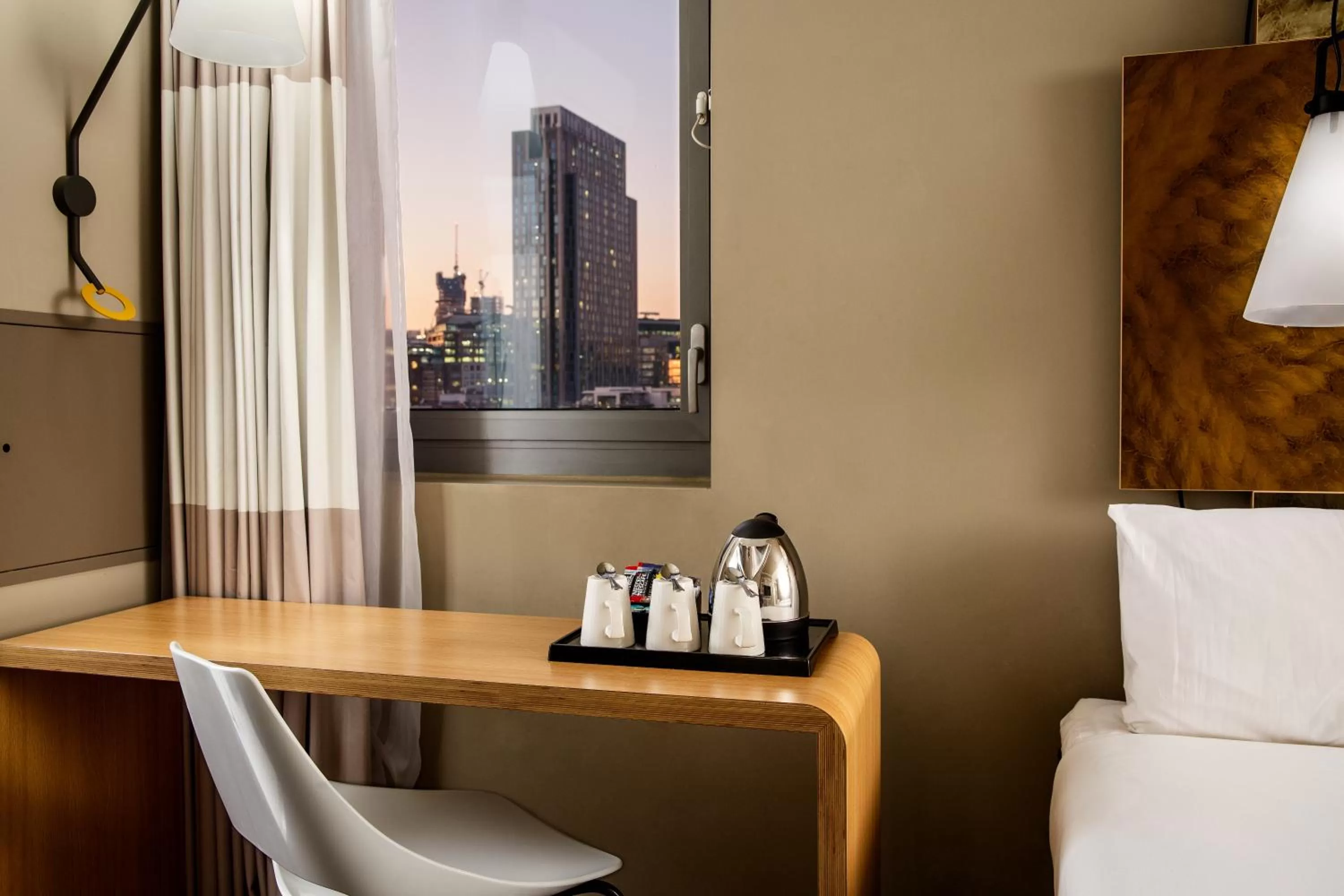 Coffee/tea facilities, Bed in ibis London City - Shoreditch