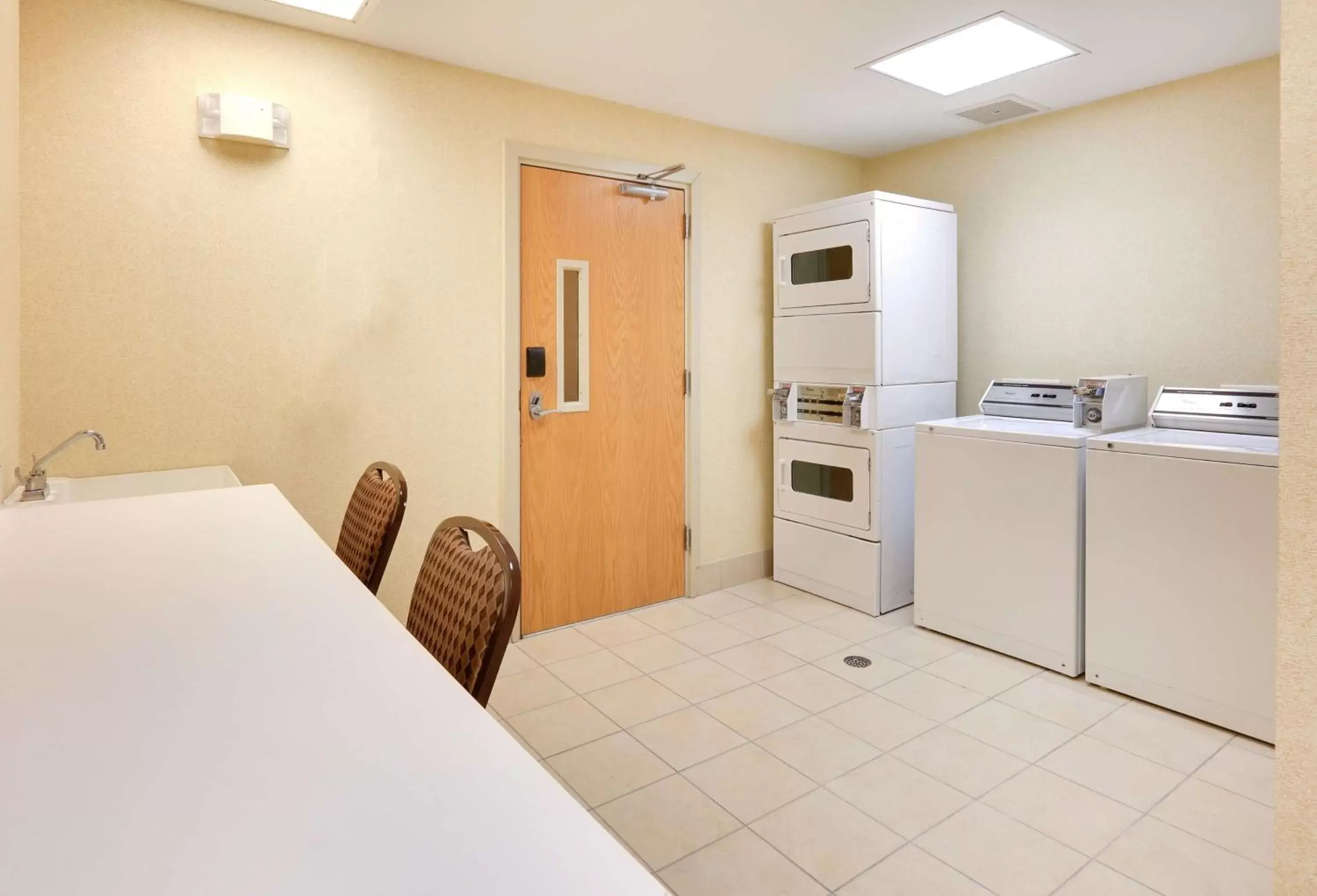 Sports, Kitchen/Kitchenette in Homewood Suites by Hilton Irving-DFW Airport