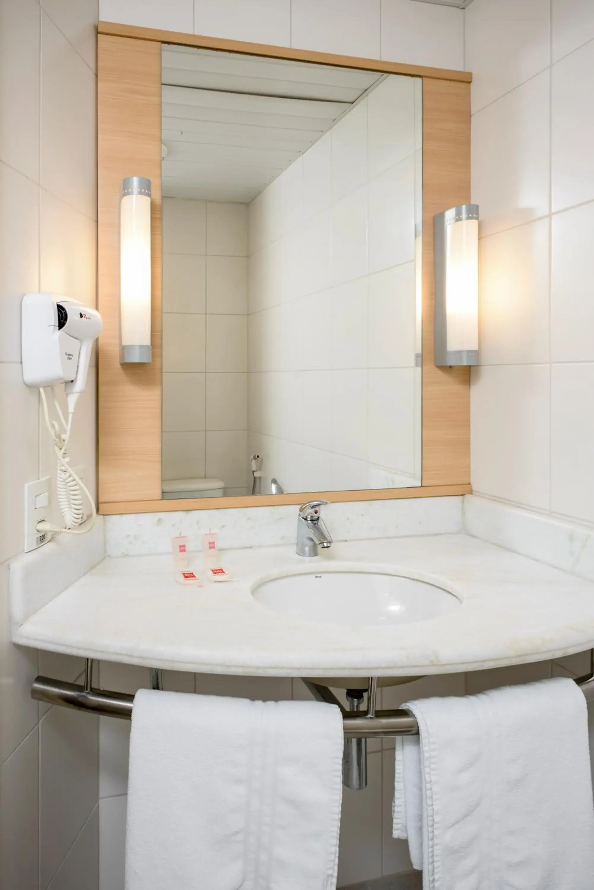 Photo of the whole room, Bathroom in ibis Belem Aeroporto