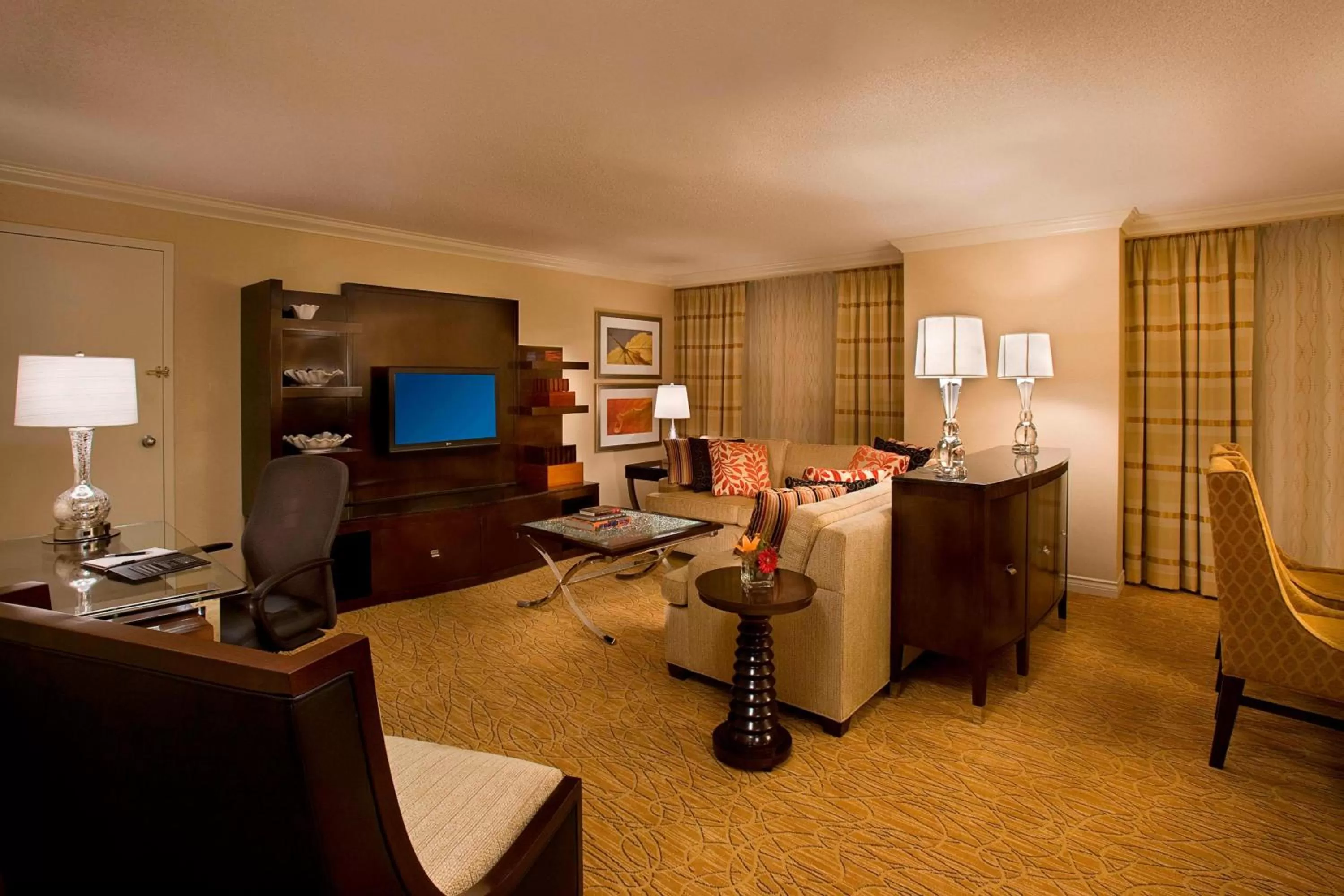 Photo of the whole room in Toronto Airport Marriott Hotel