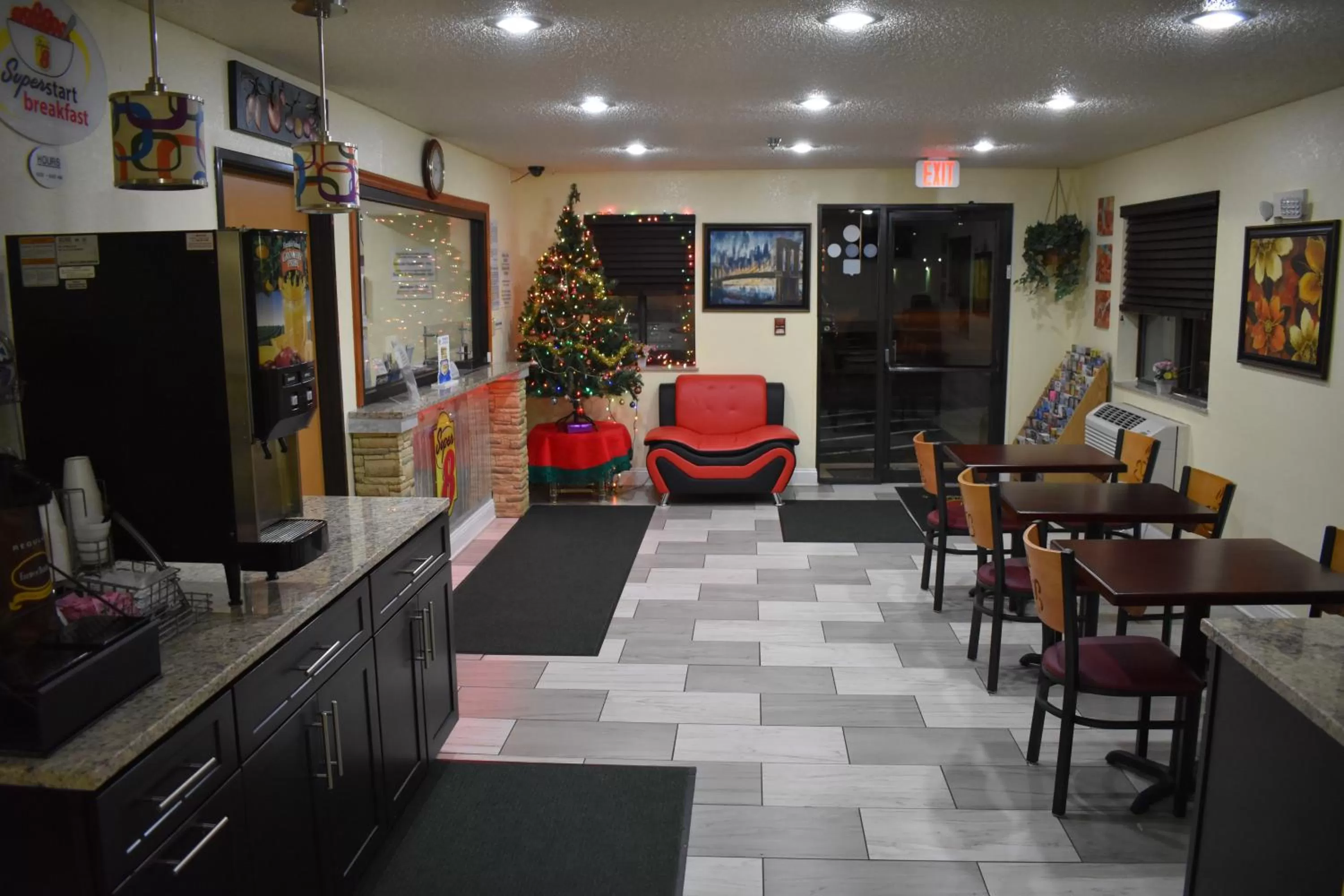 Lobby or reception in Super 8 by Wyndham Newport News/Jefferson Ave.