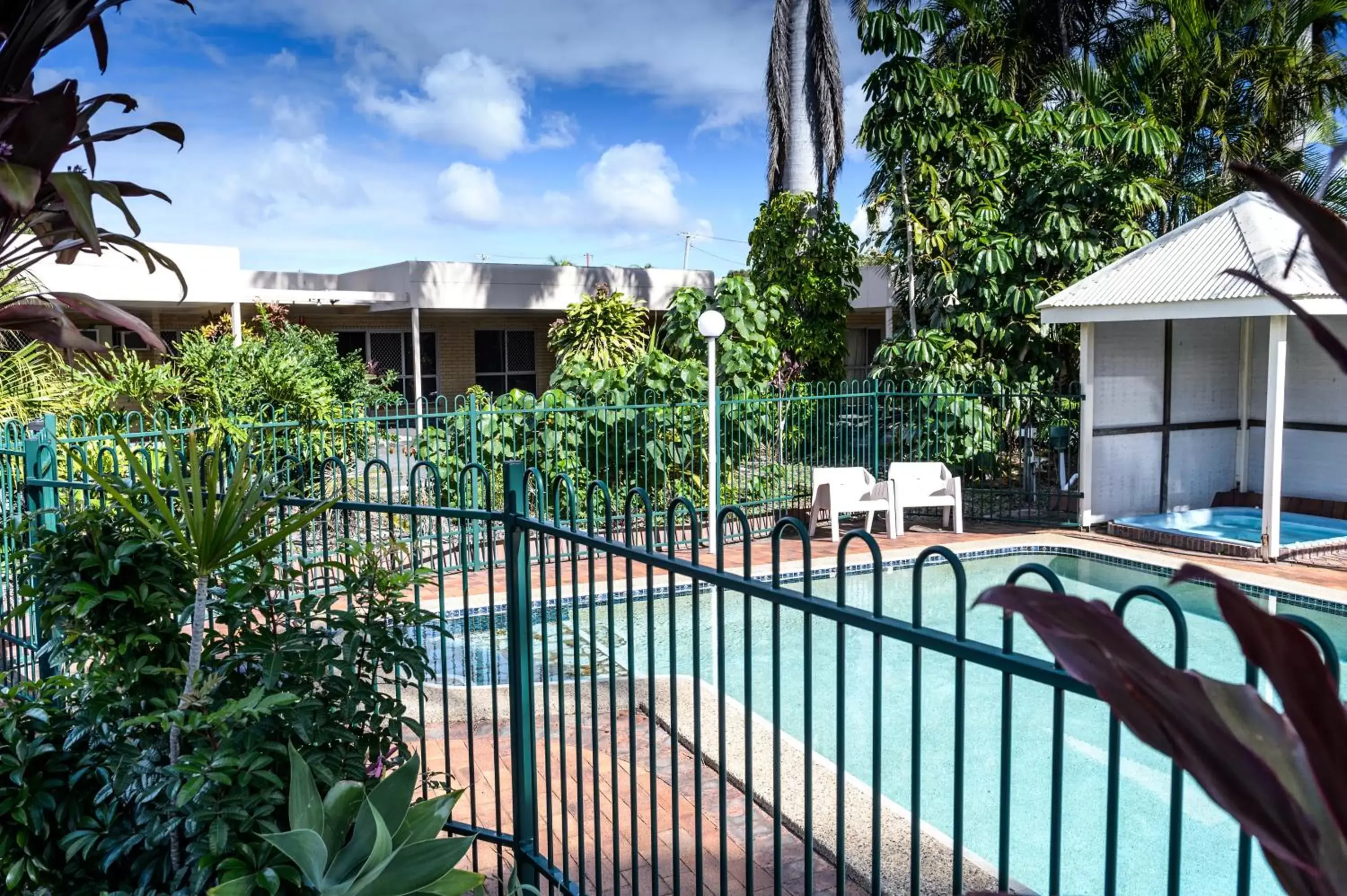 Swimming pool, Balcony/Terrace in Bundaberg International Motor Inn