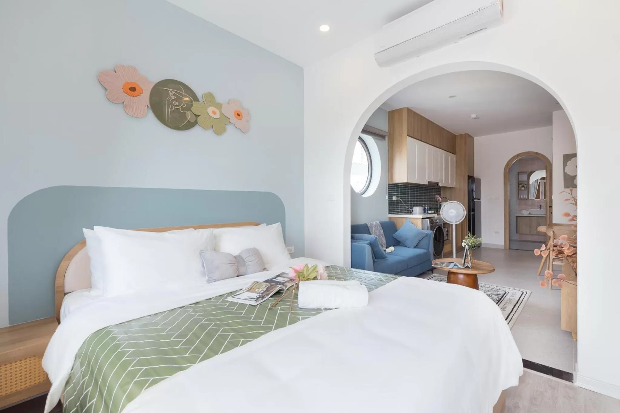 Photo of the whole room, Bed in Crescendo Boutique Studio