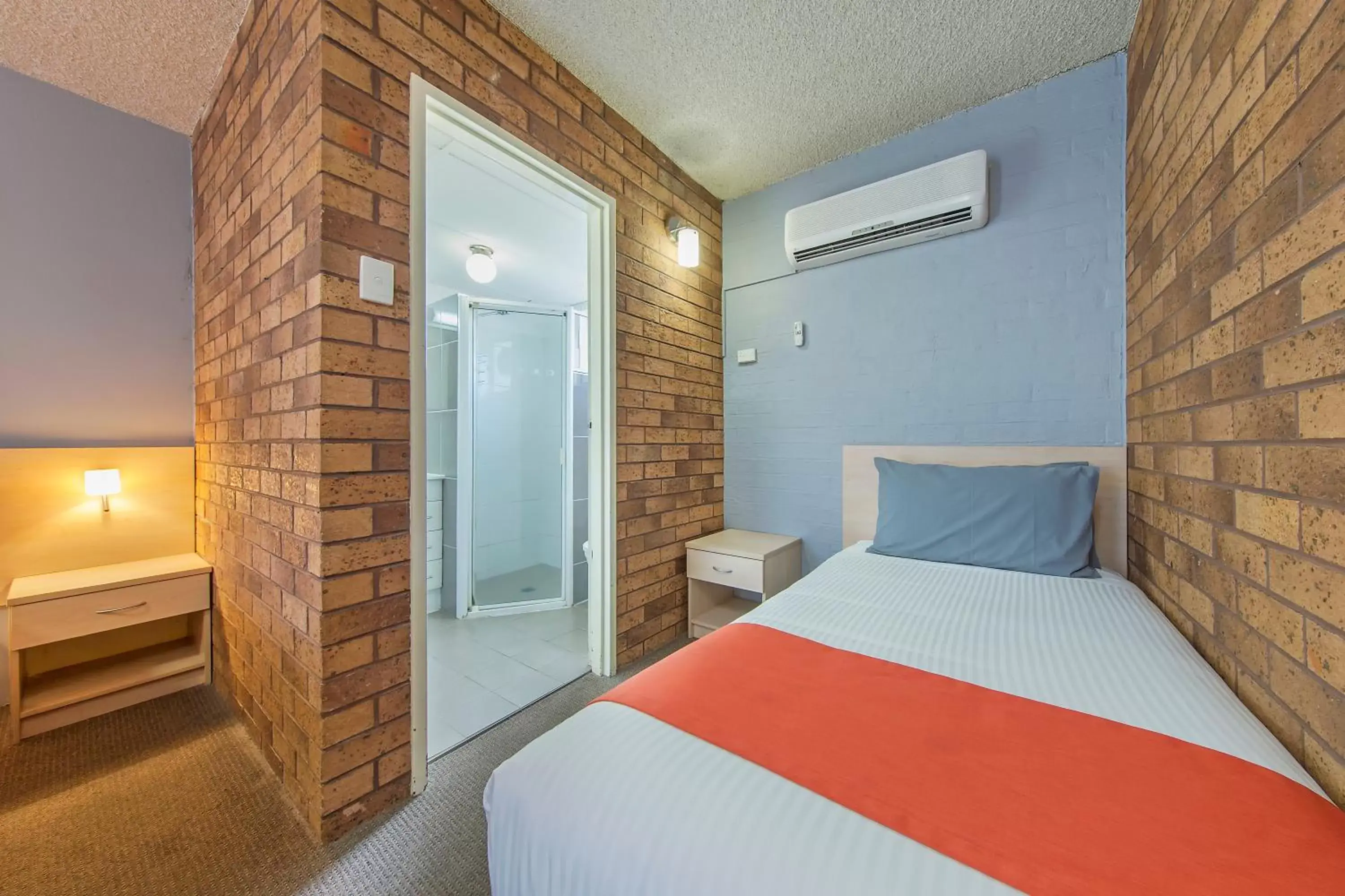 Bed in Comfort Inn Dubbo City